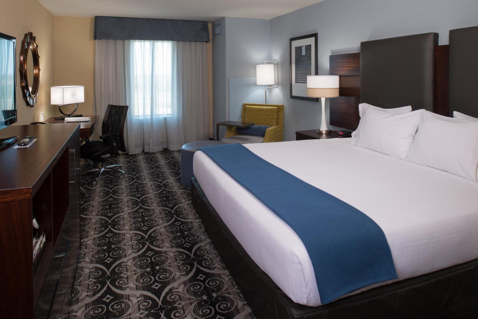 Holiday Inn Express & Suites Kansas City Airport