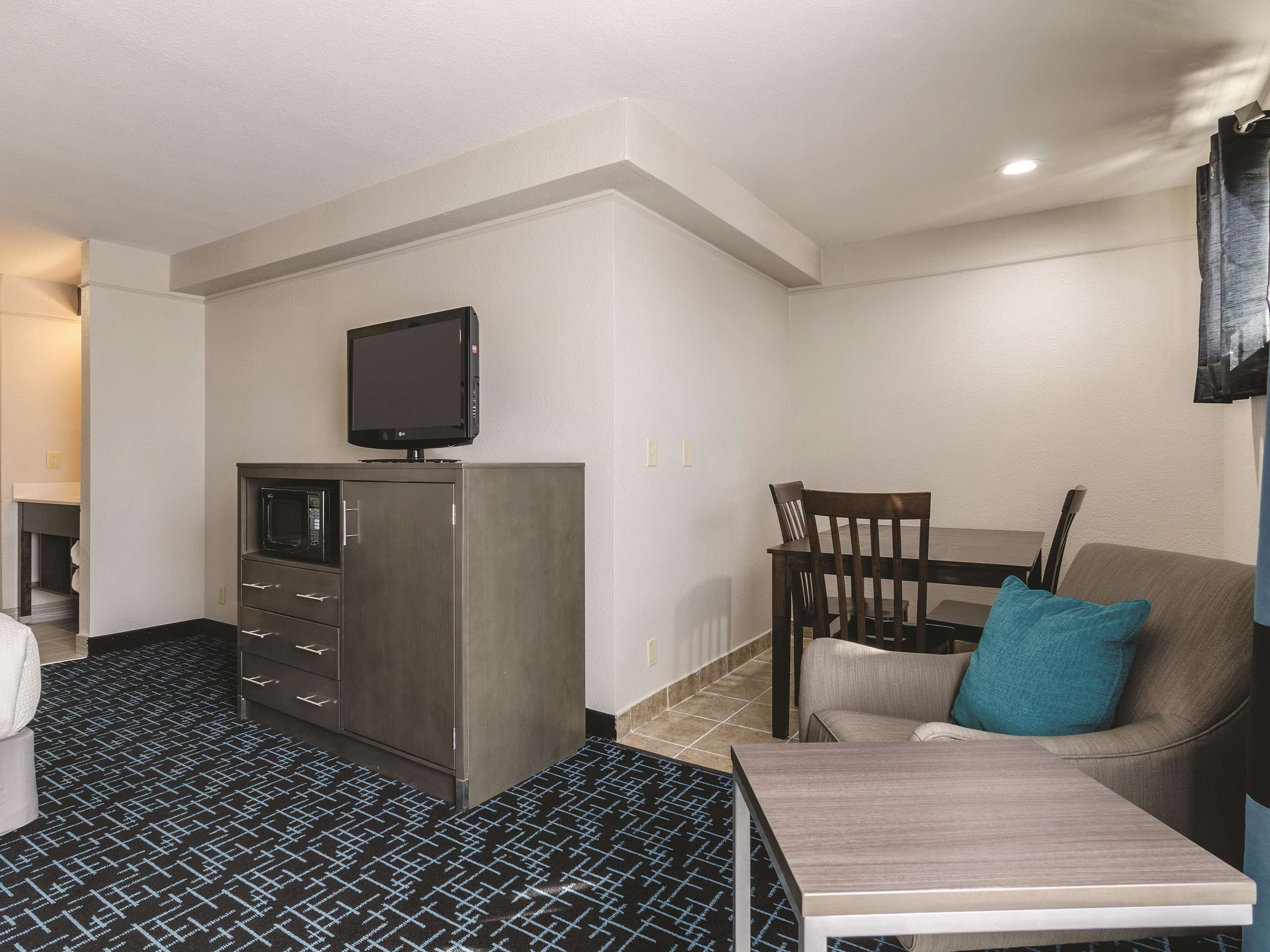 La Quinta Inn & Suites by Wyndham Kansas City Airport