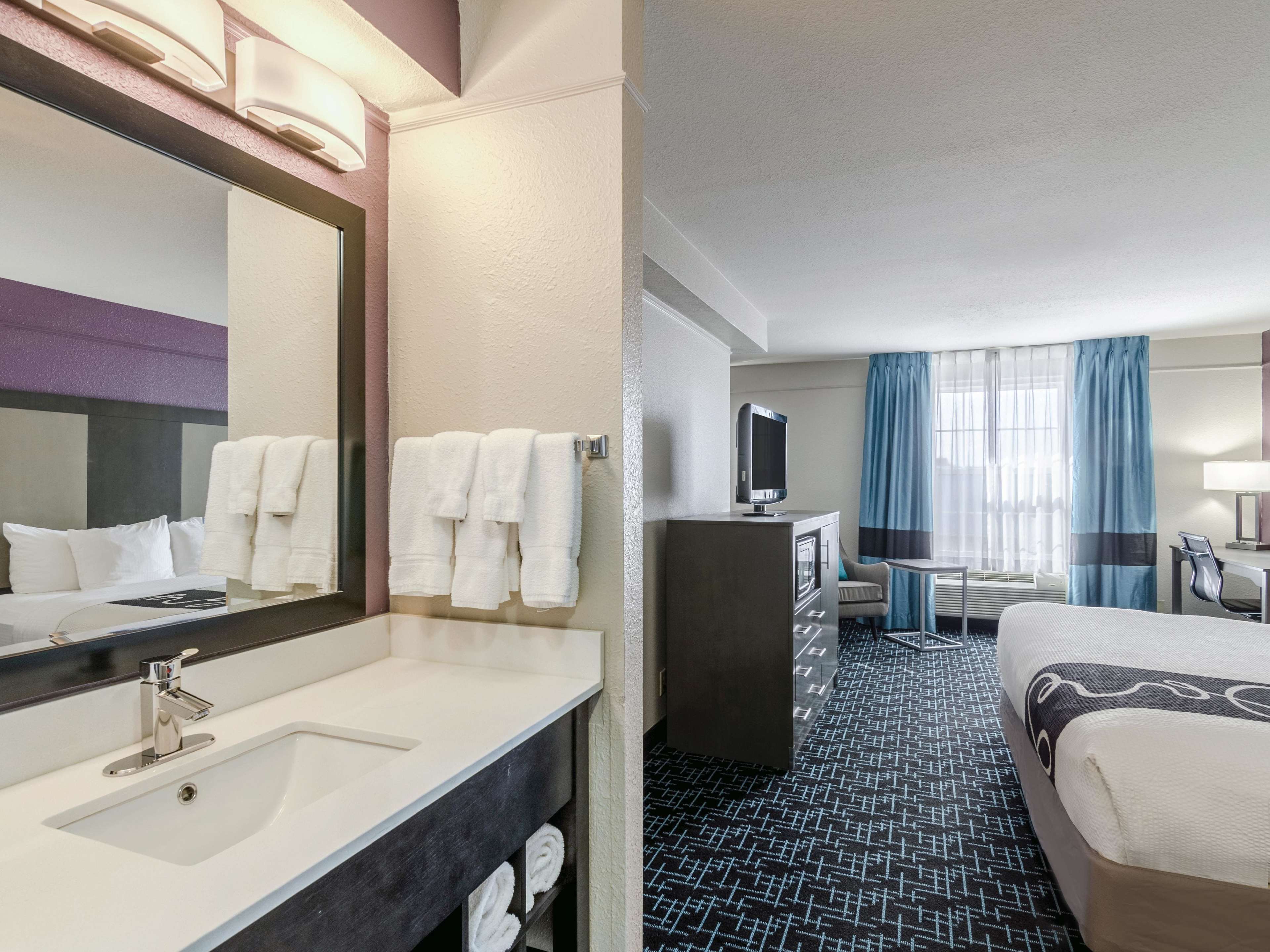 La Quinta Inn & Suites by Wyndham Kansas City Airport