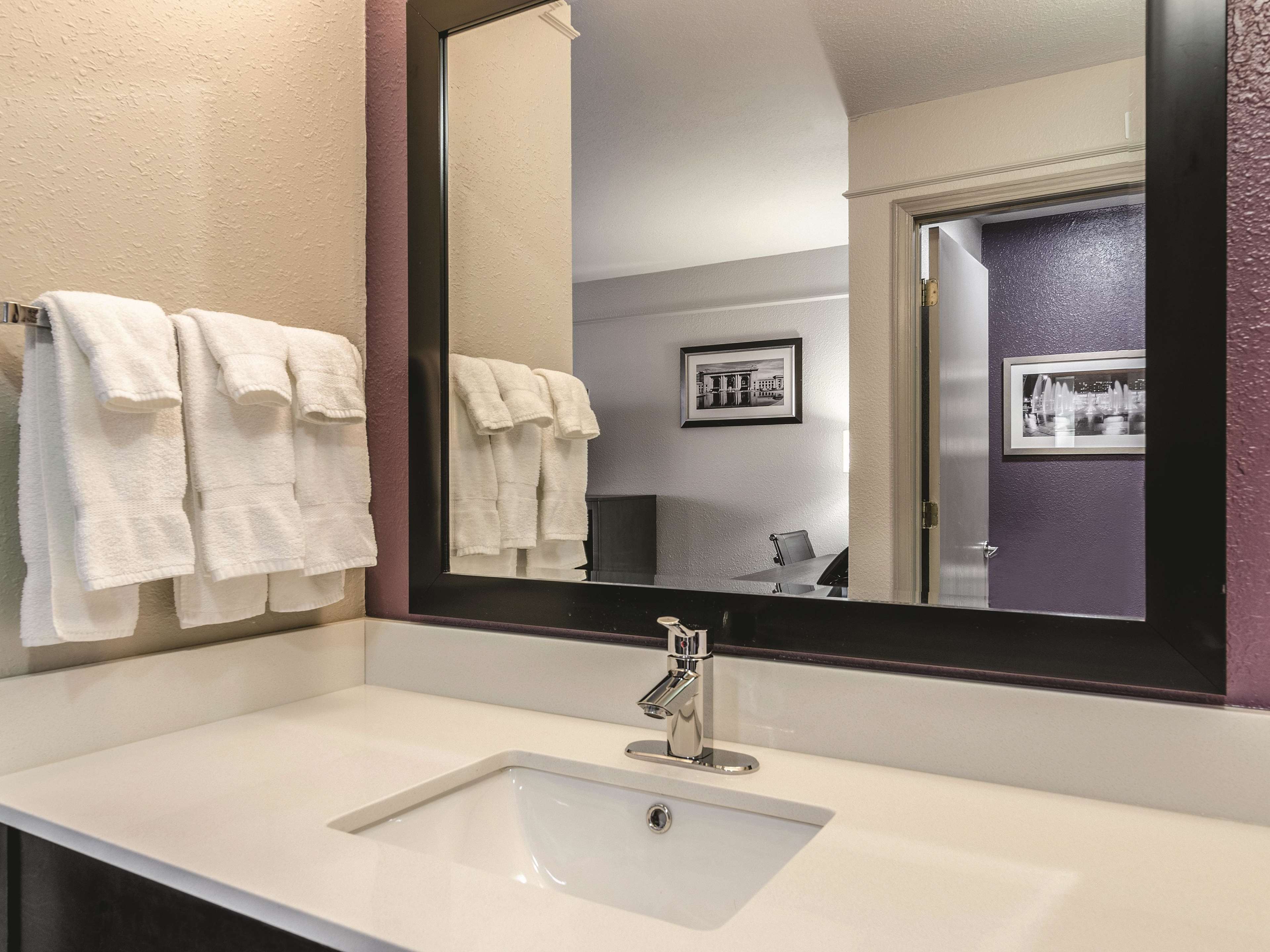 La Quinta Inn & Suites by Wyndham Kansas City Airport