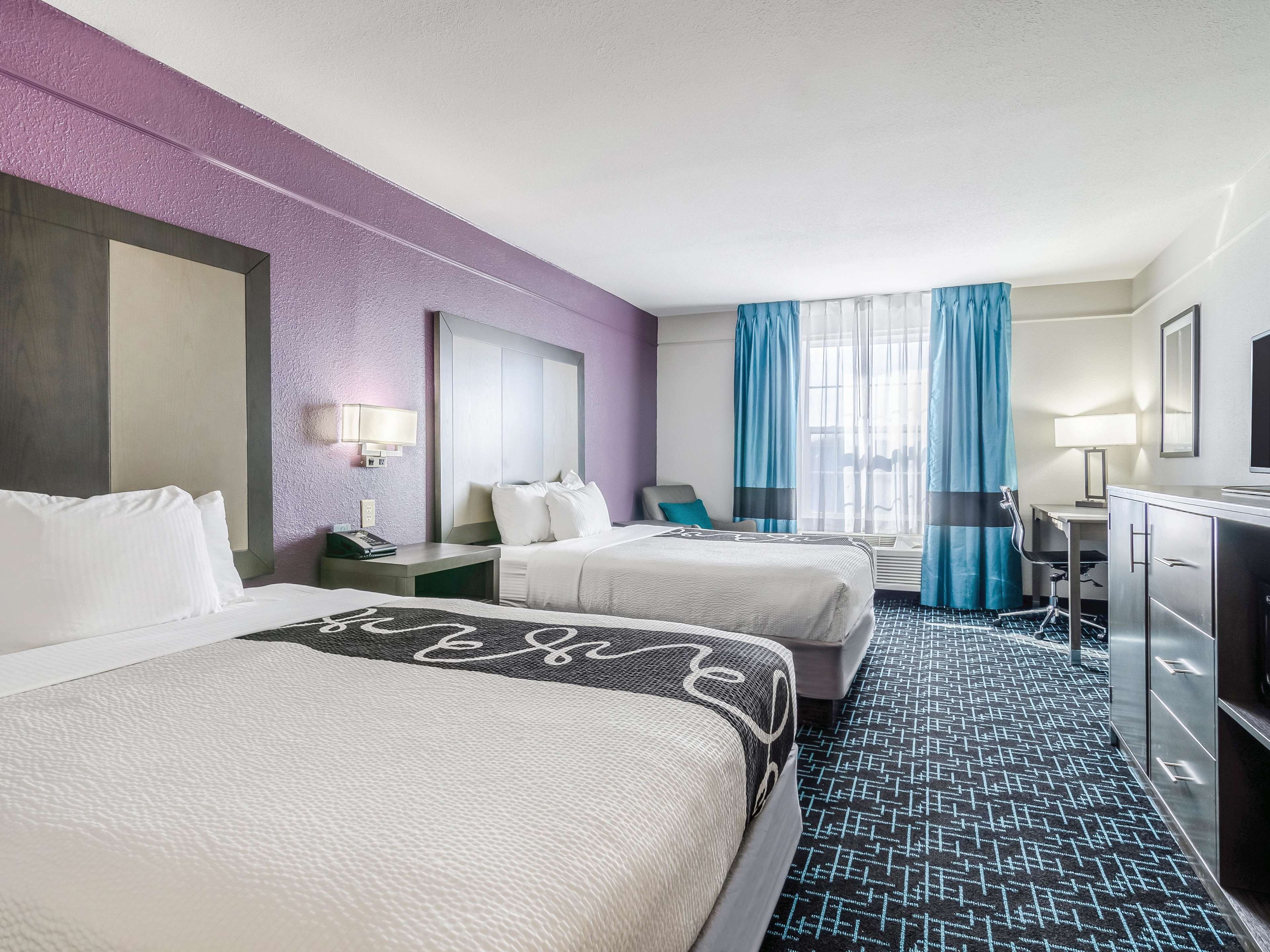La Quinta Inn & Suites by Wyndham Kansas City Airport
