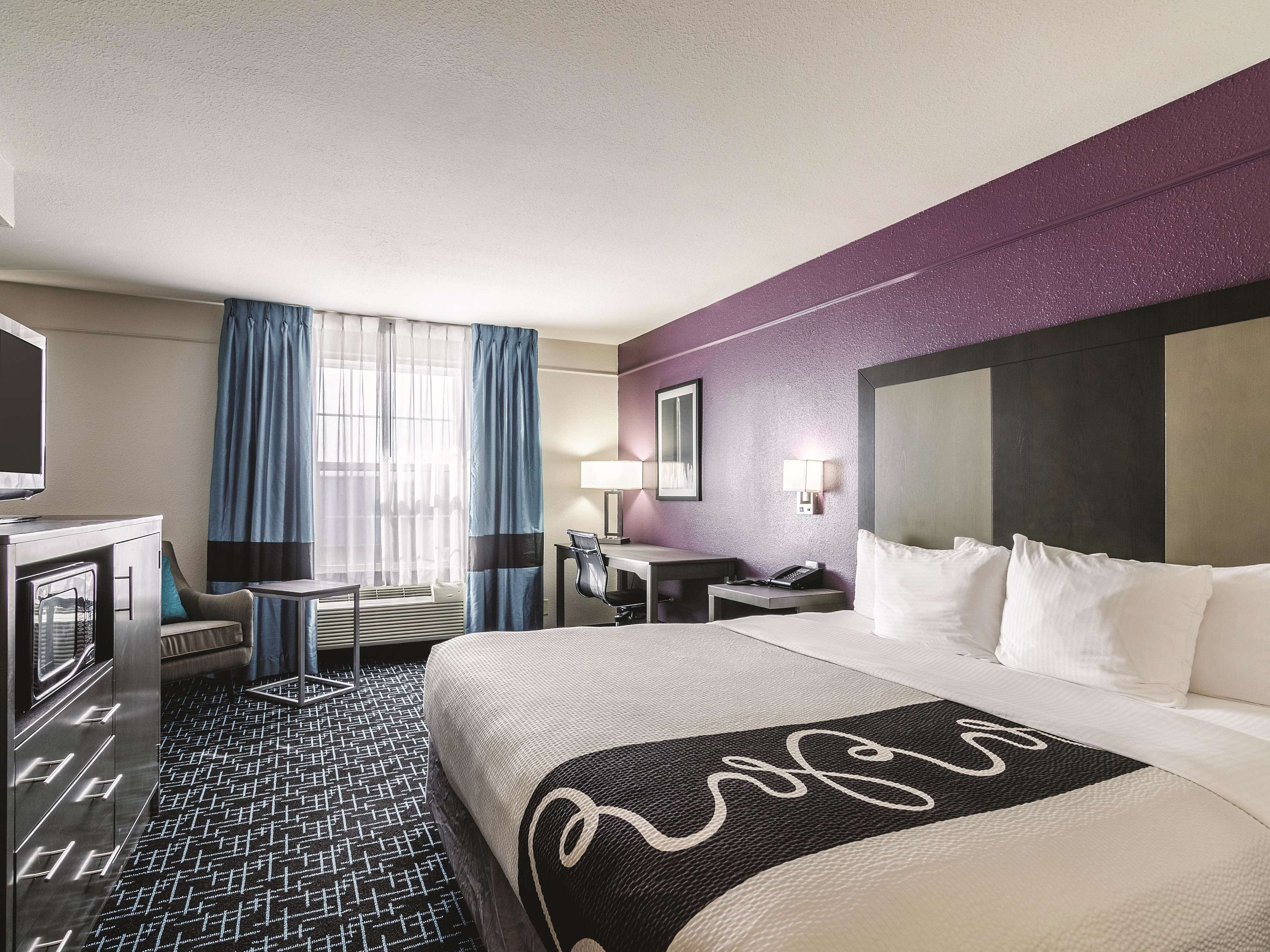 La Quinta Inn & Suites by Wyndham Kansas City Airport