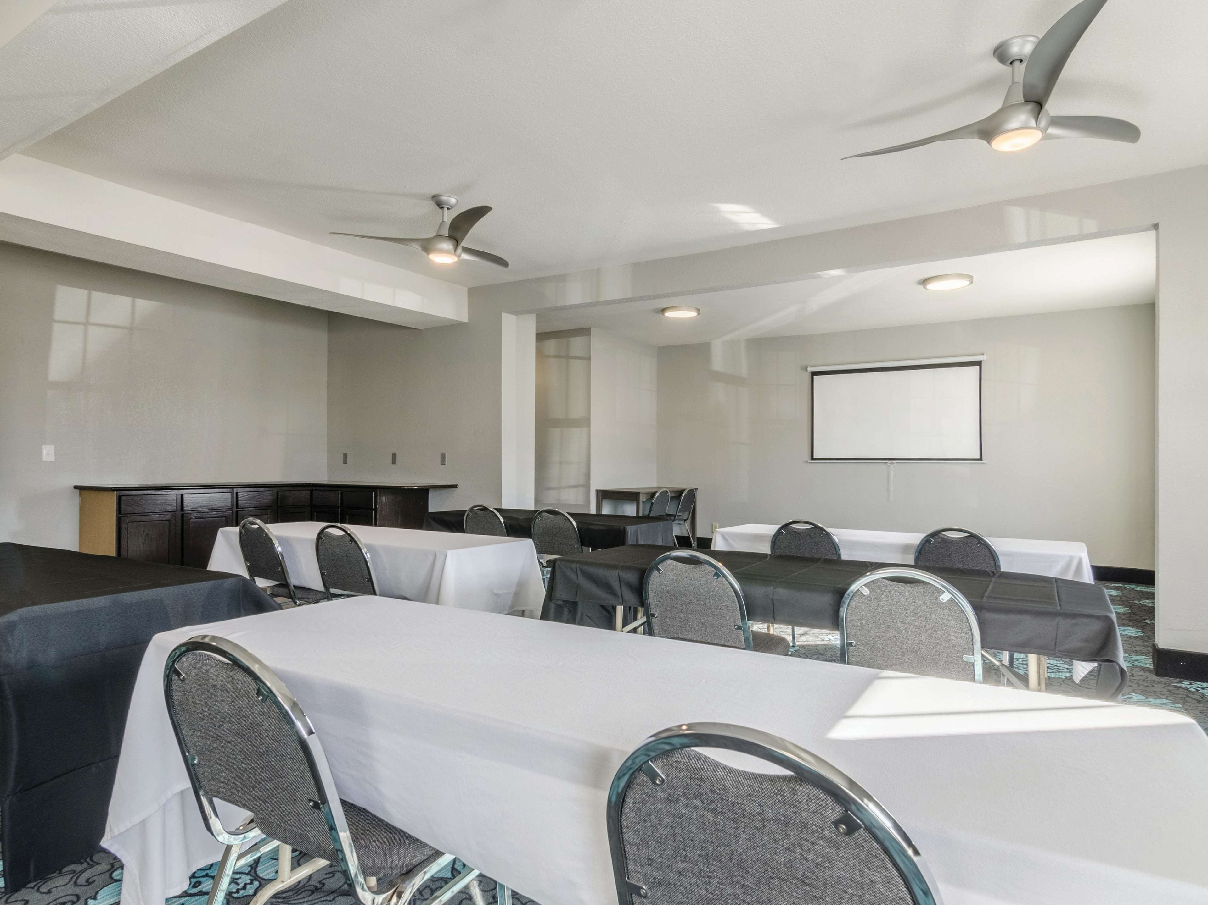 La Quinta Inn & Suites by Wyndham Kansas City Airport