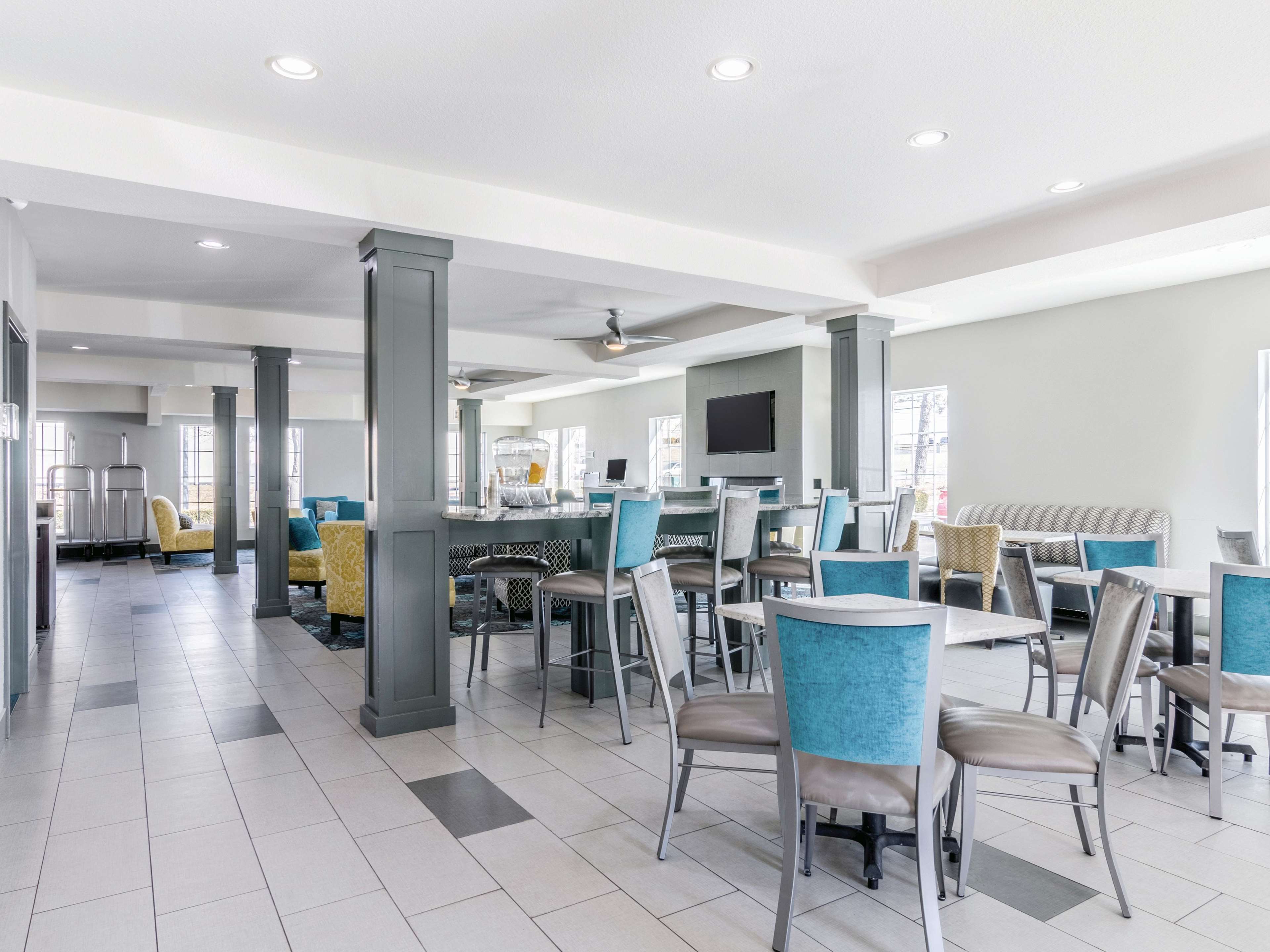 La Quinta Inn & Suites by Wyndham Kansas City Airport