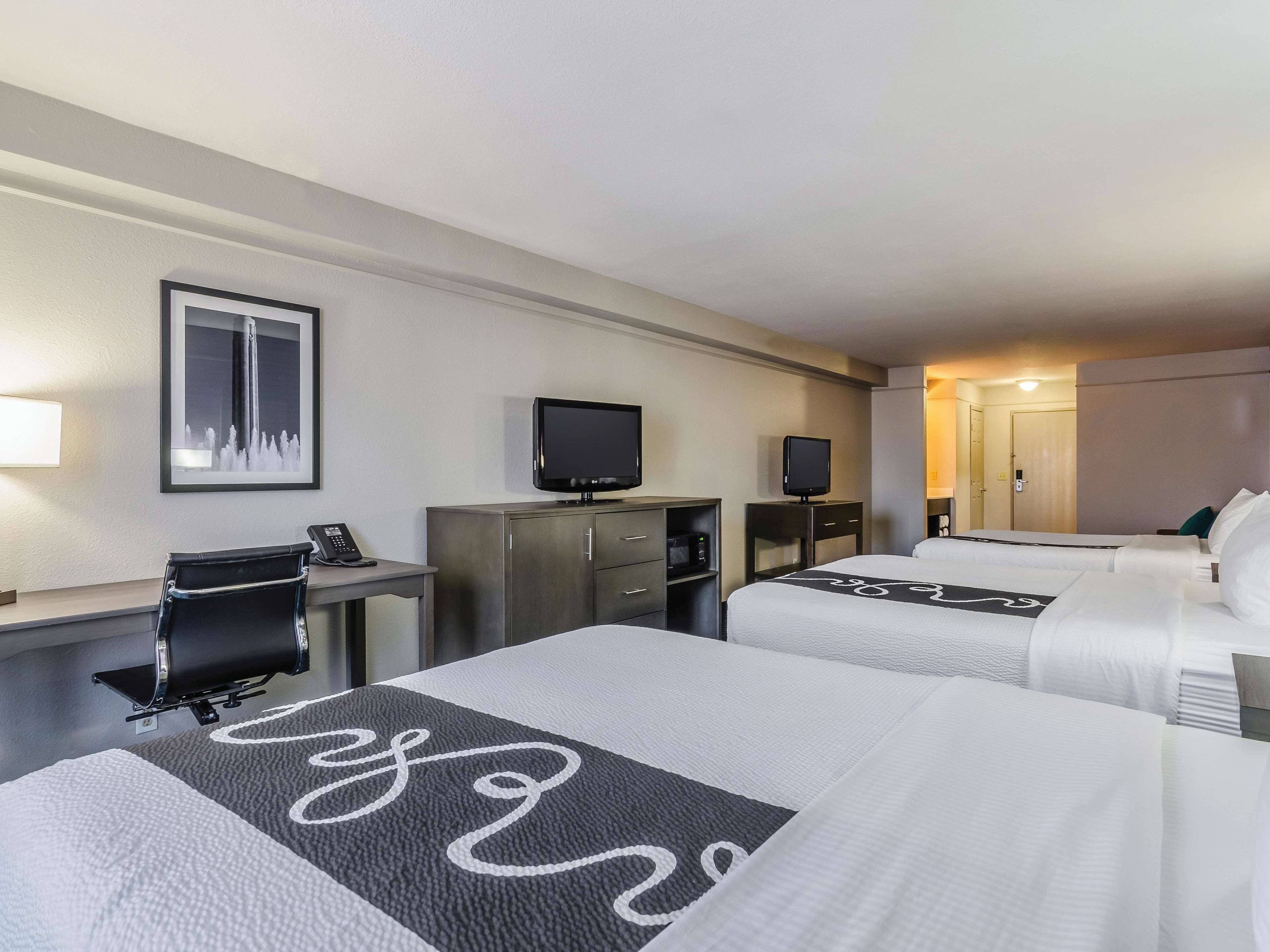 La Quinta Inn & Suites by Wyndham Kansas City Airport
