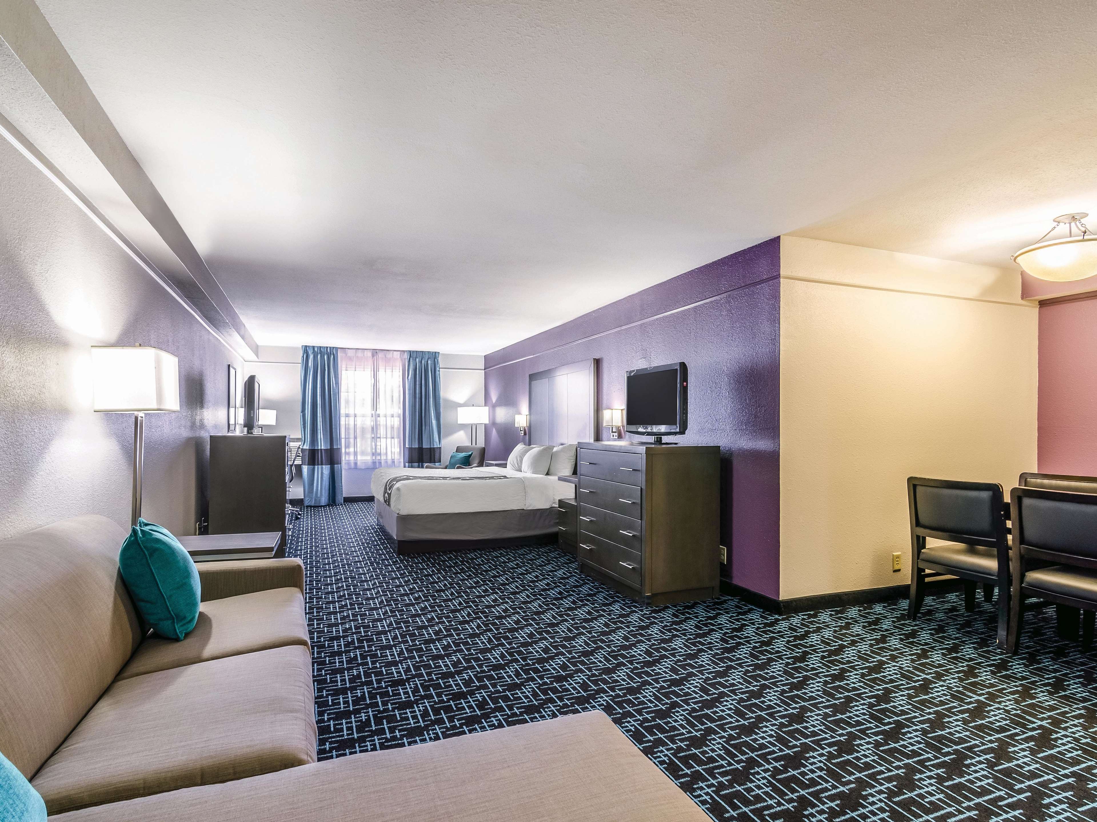 La Quinta Inn & Suites by Wyndham Kansas City Airport