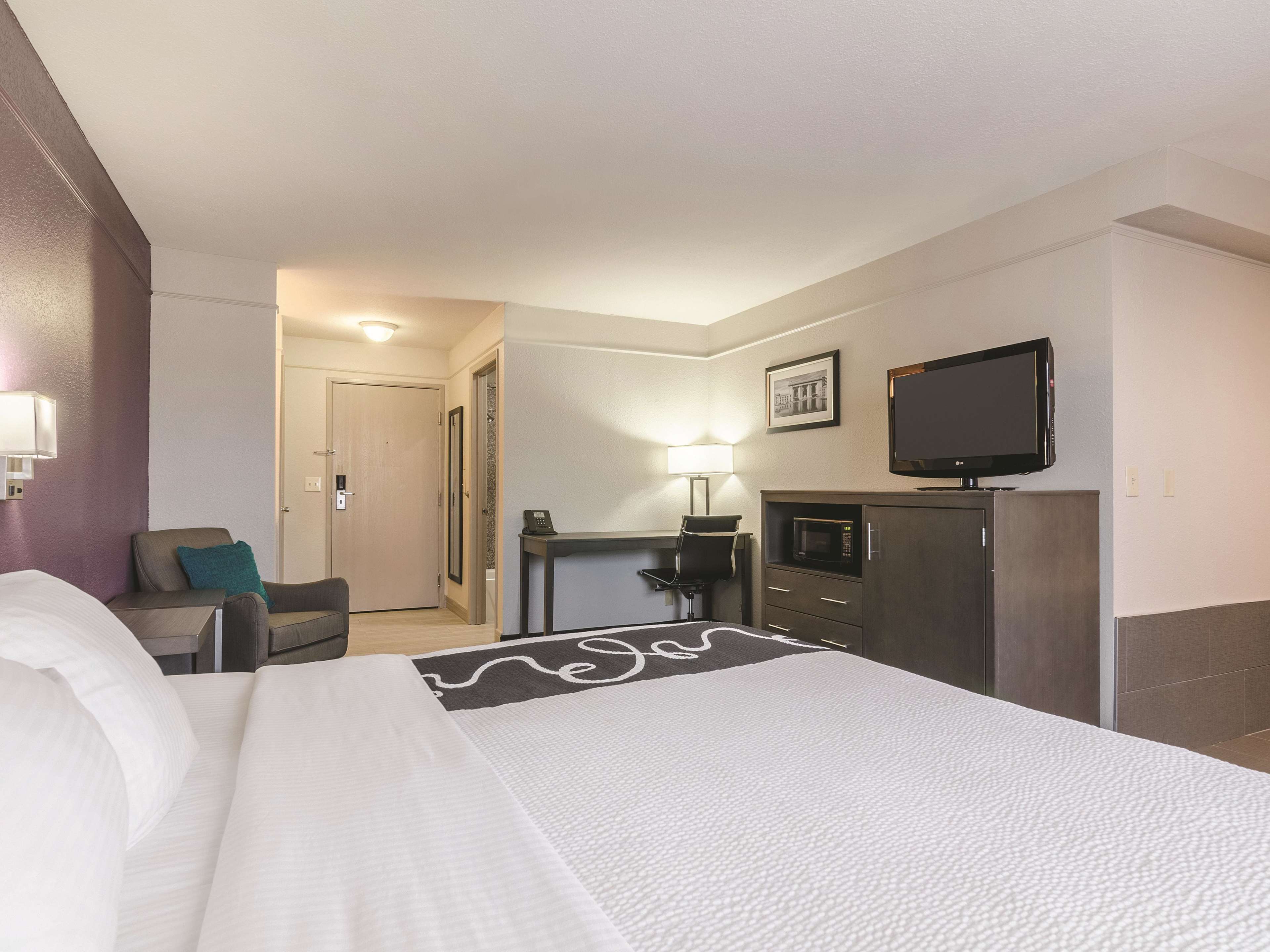 La Quinta Inn & Suites by Wyndham Kansas City Airport