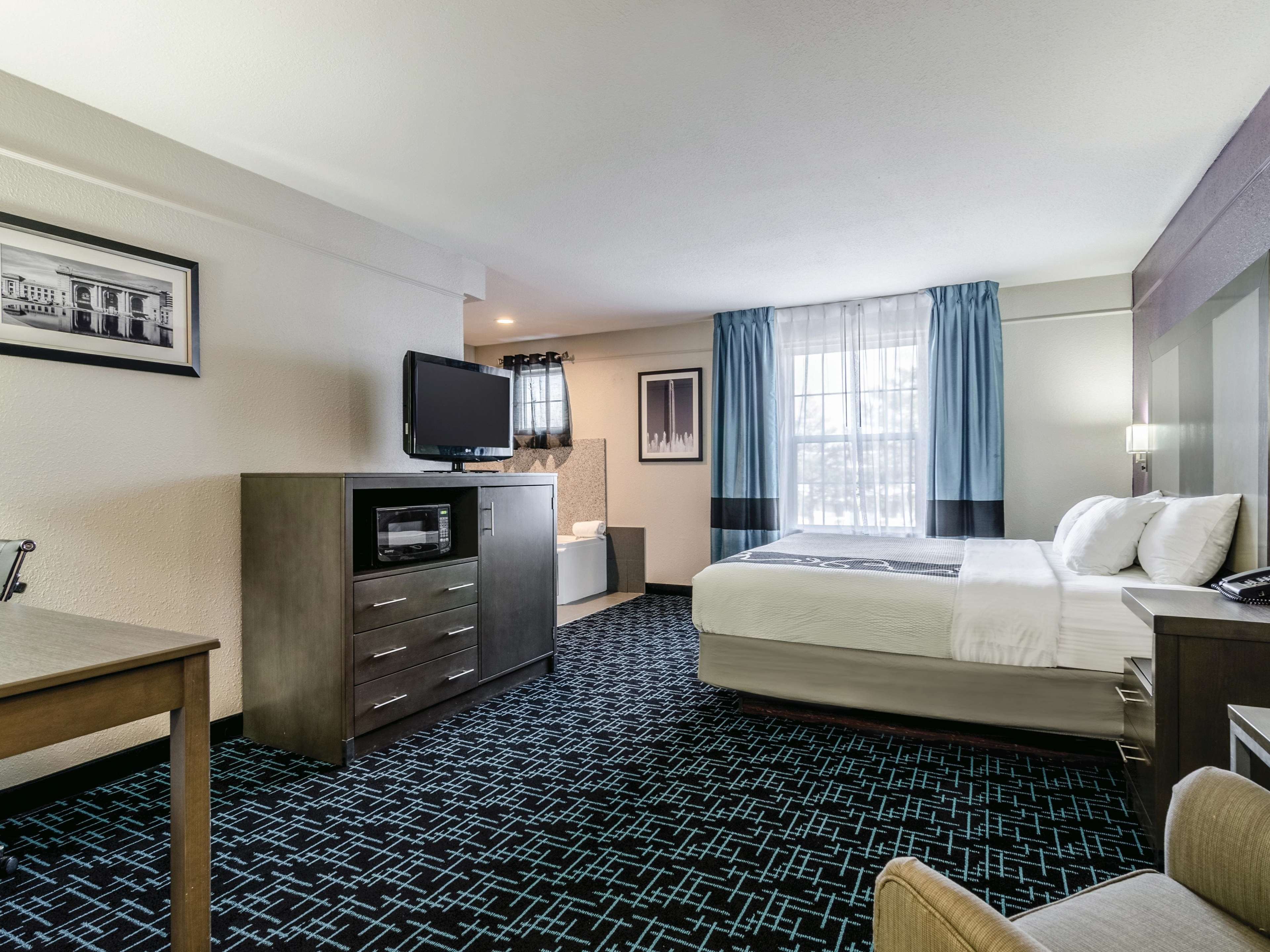La Quinta Inn & Suites by Wyndham Kansas City Airport