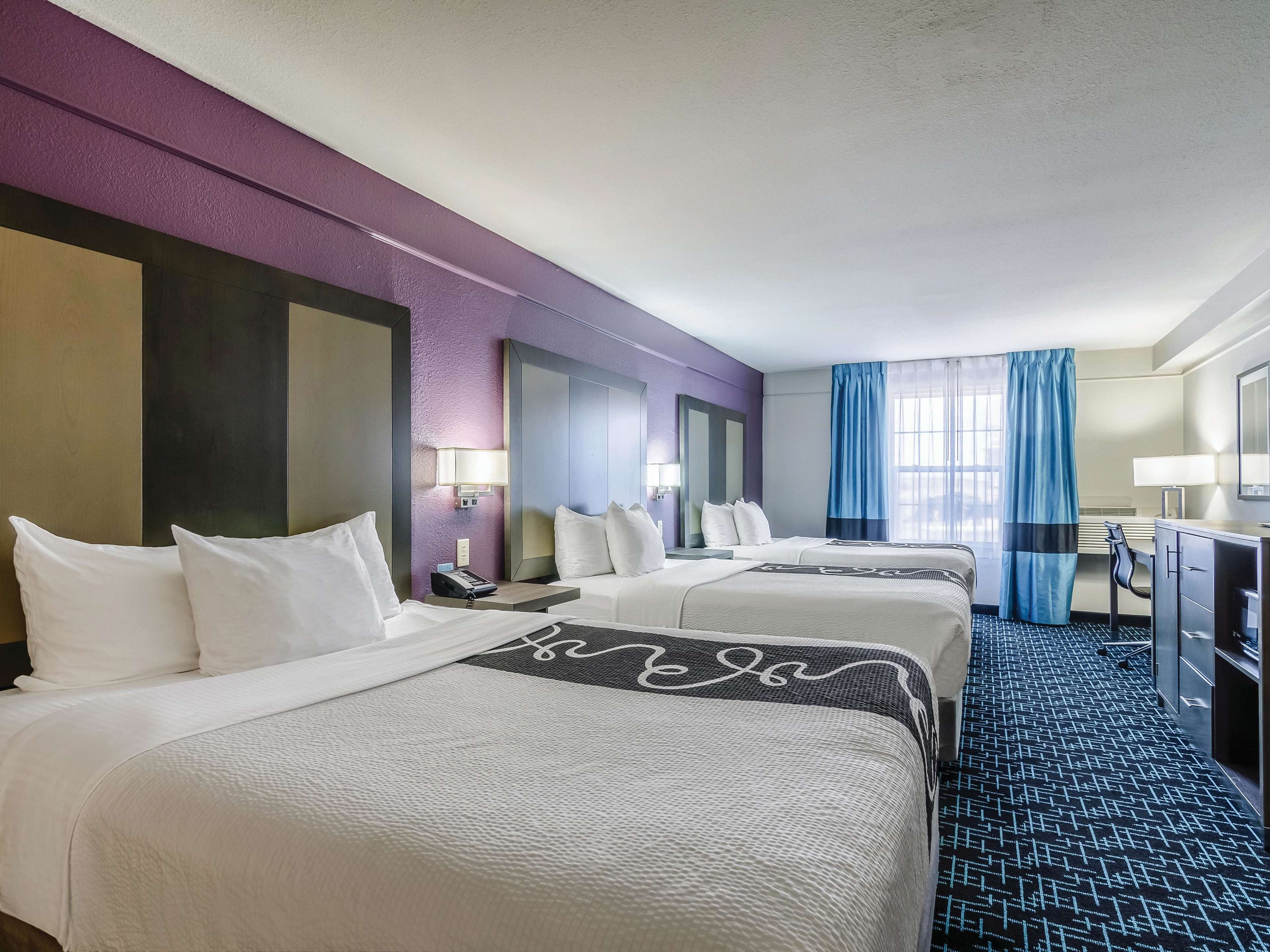 La Quinta Inn & Suites by Wyndham Kansas City Airport