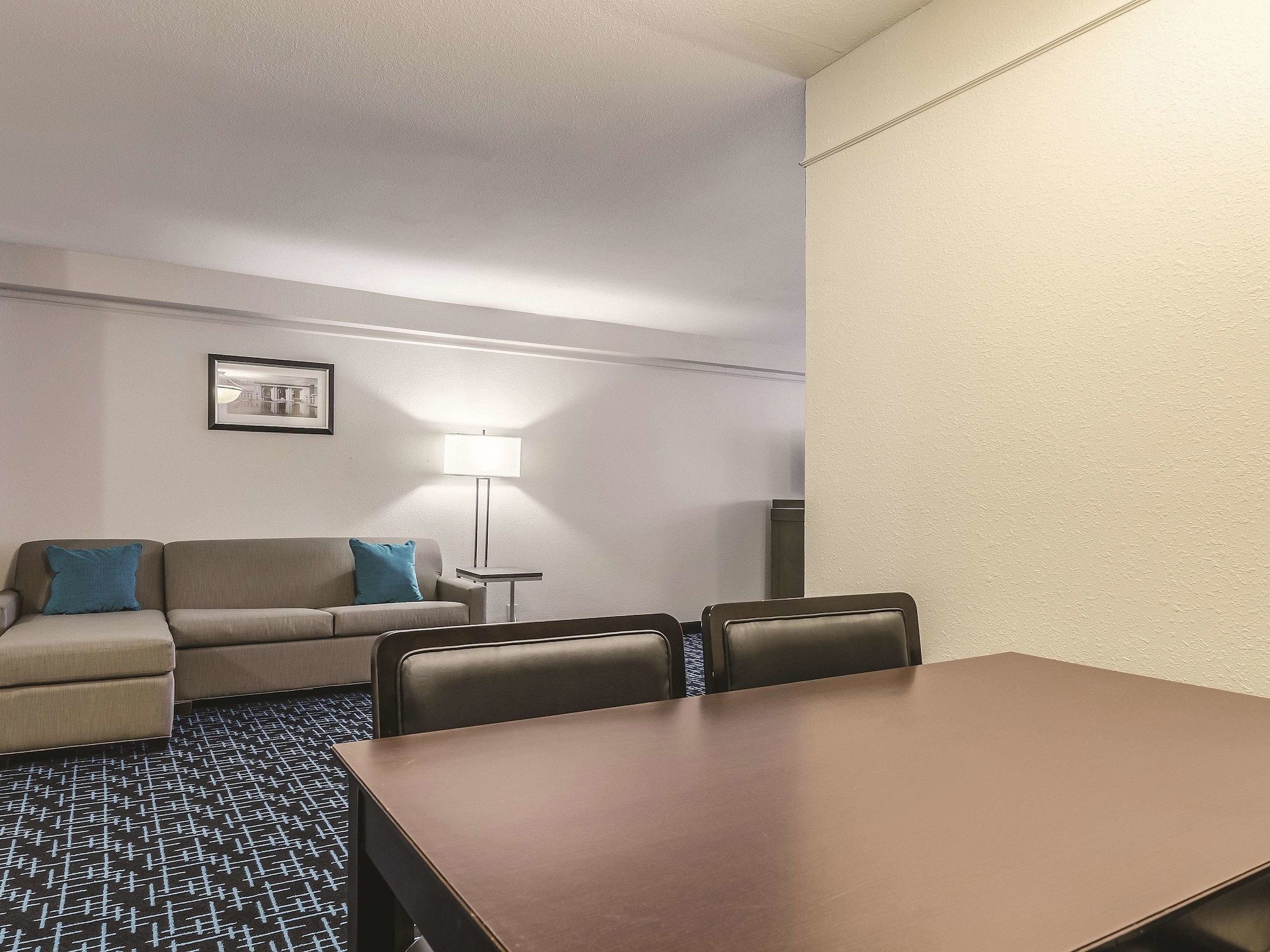 La Quinta Inn & Suites by Wyndham Kansas City Airport
