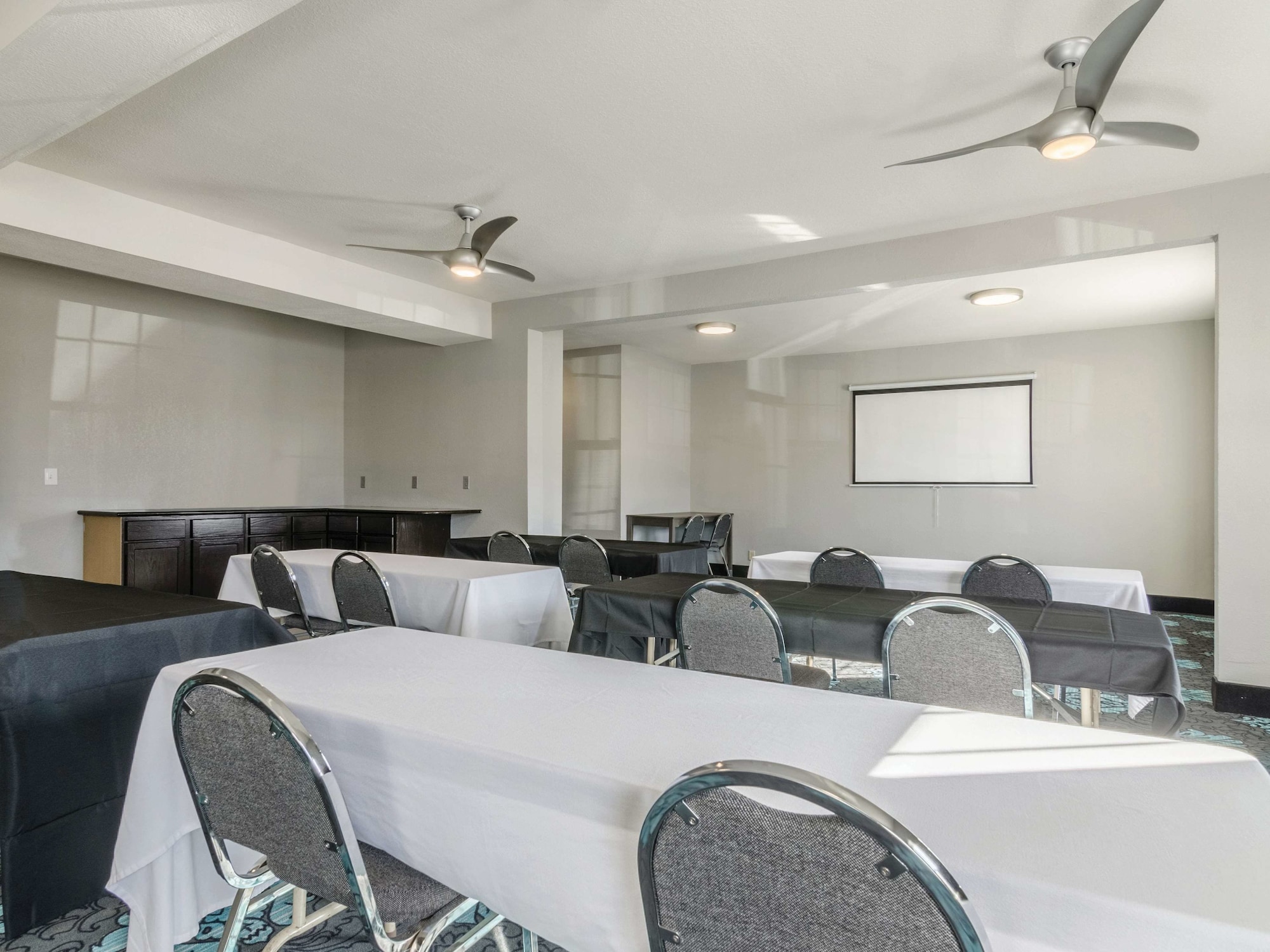 La Quinta Inn & Suites by Wyndham Kansas City Airport
