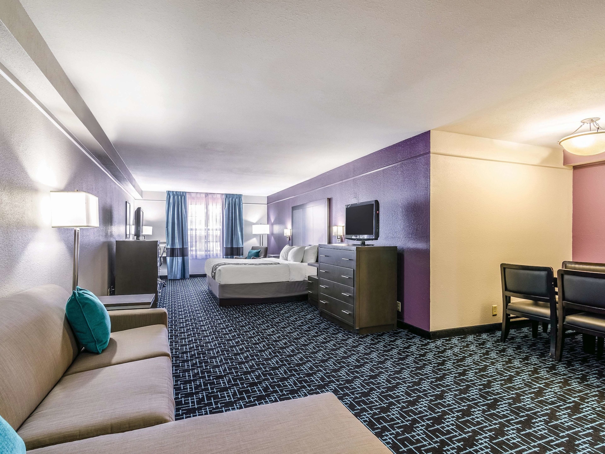 La Quinta Inn & Suites by Wyndham Kansas City Airport