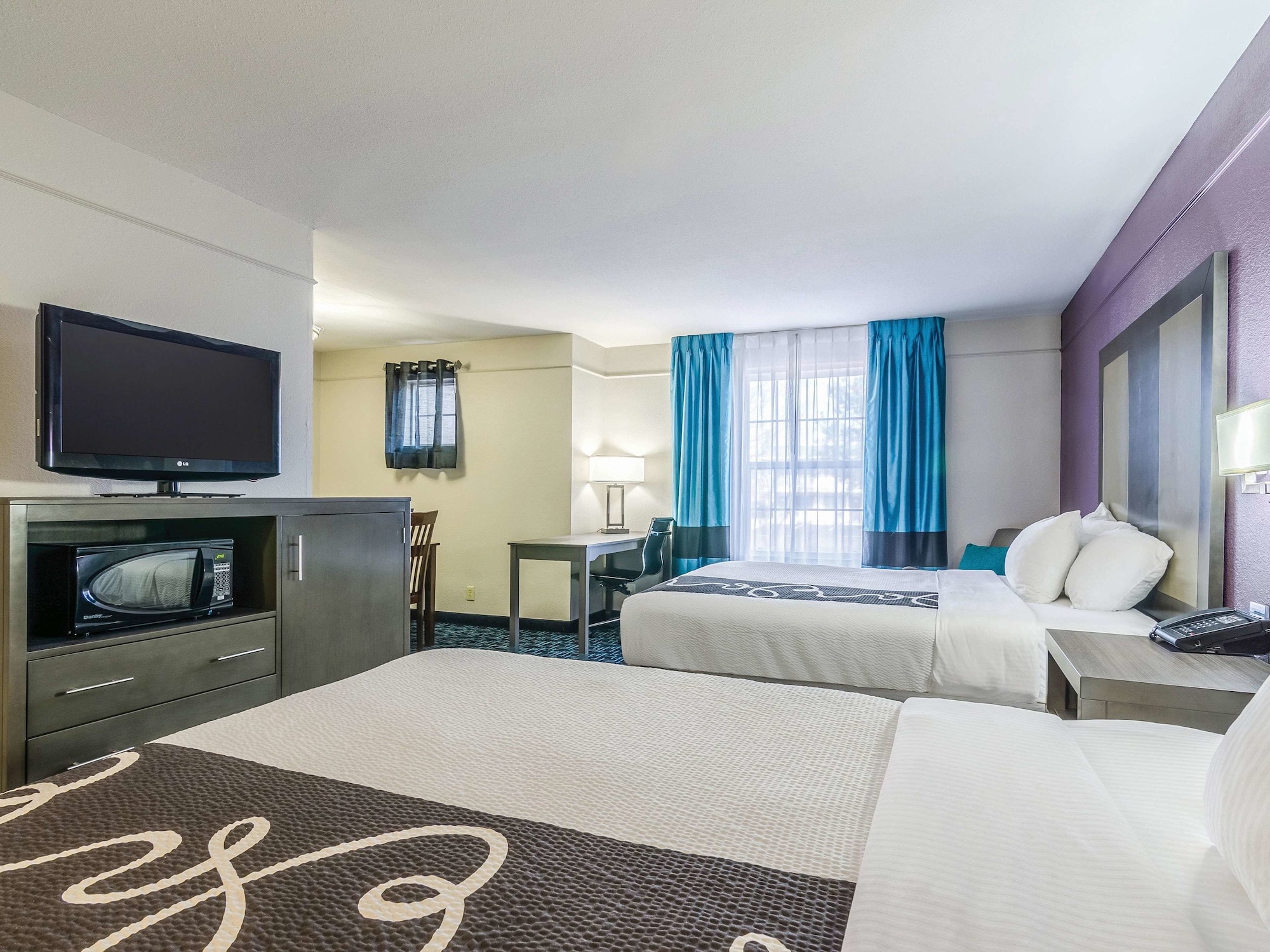 La Quinta Inn & Suites by Wyndham Kansas City Airport
