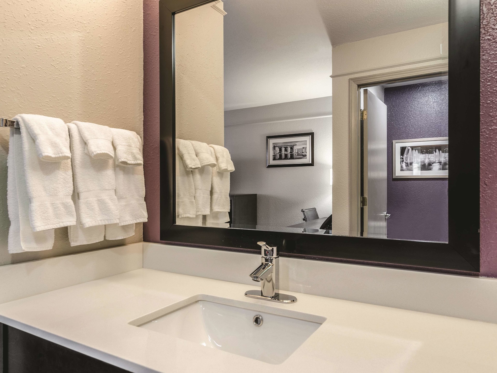 La Quinta Inn & Suites by Wyndham Kansas City Airport