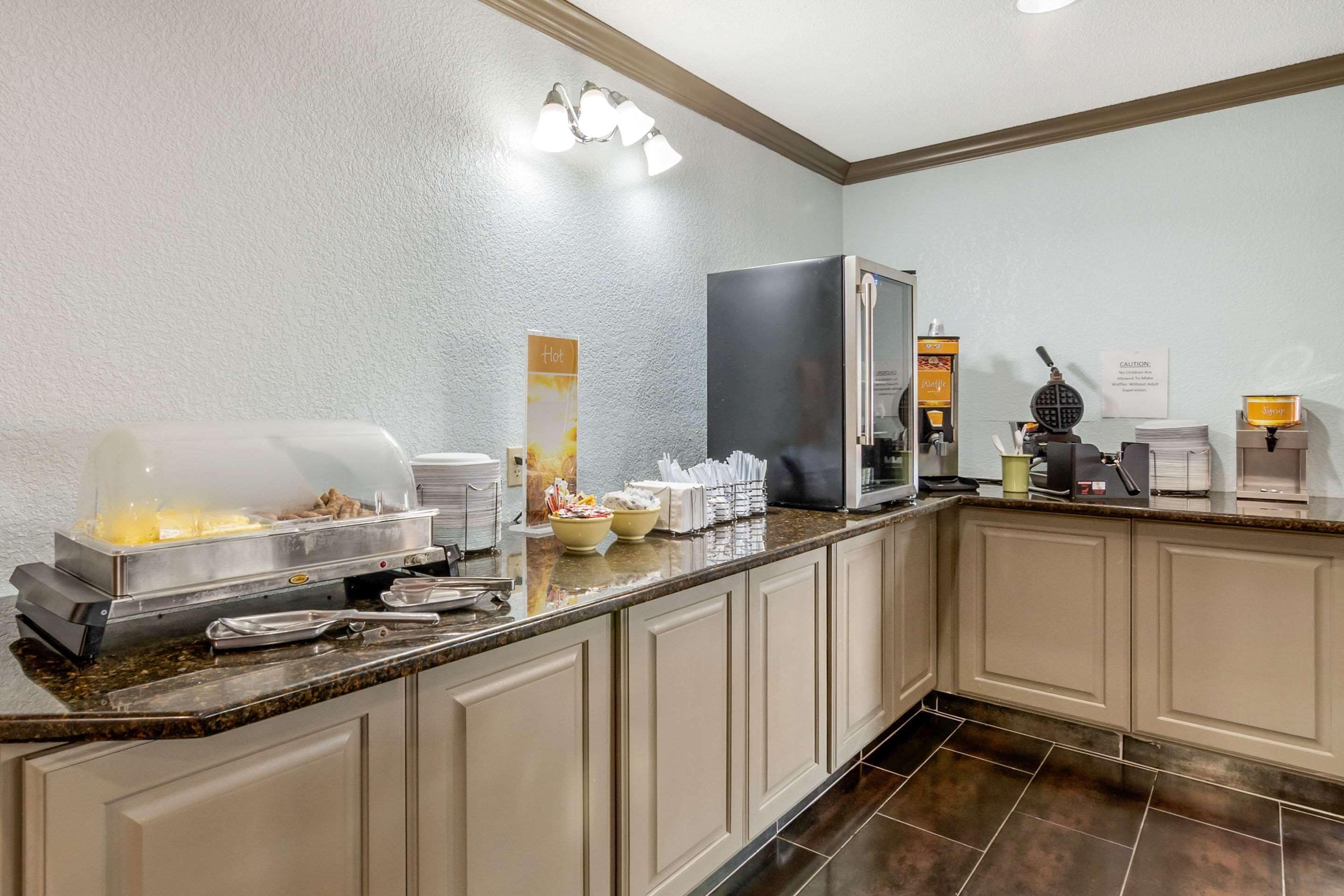 Quality Suites Kansas City International Airport