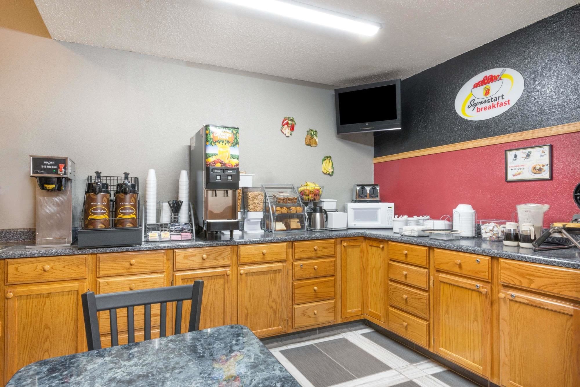 Super 8 by Wyndham Kansas City at Barry Road/Airport