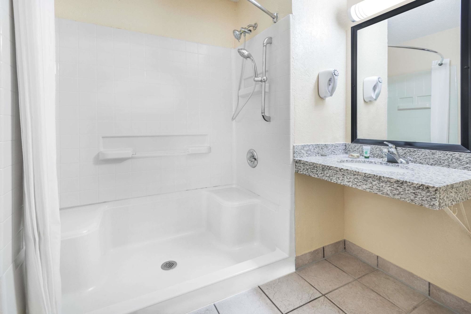 Super 8 by Wyndham Kansas City at Barry Road/Airport