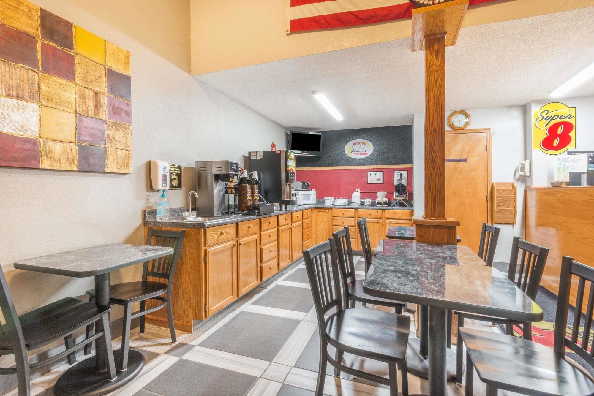 Super 8 by Wyndham Kansas City at Barry Road/Airport