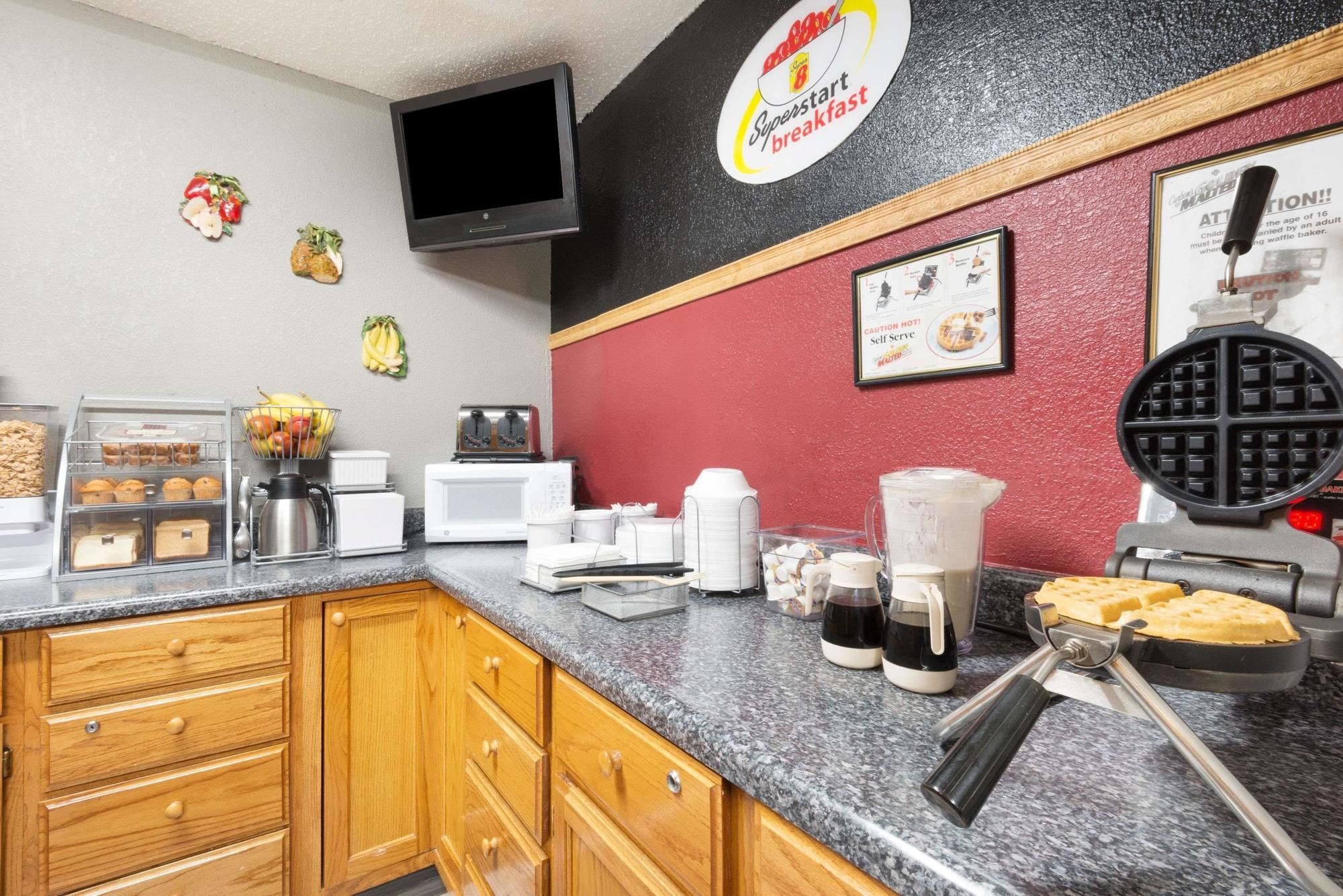 Super 8 by Wyndham Kansas City at Barry Road/Airport