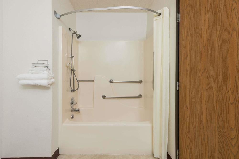 Amerihost inn & Suites - Kingdom City