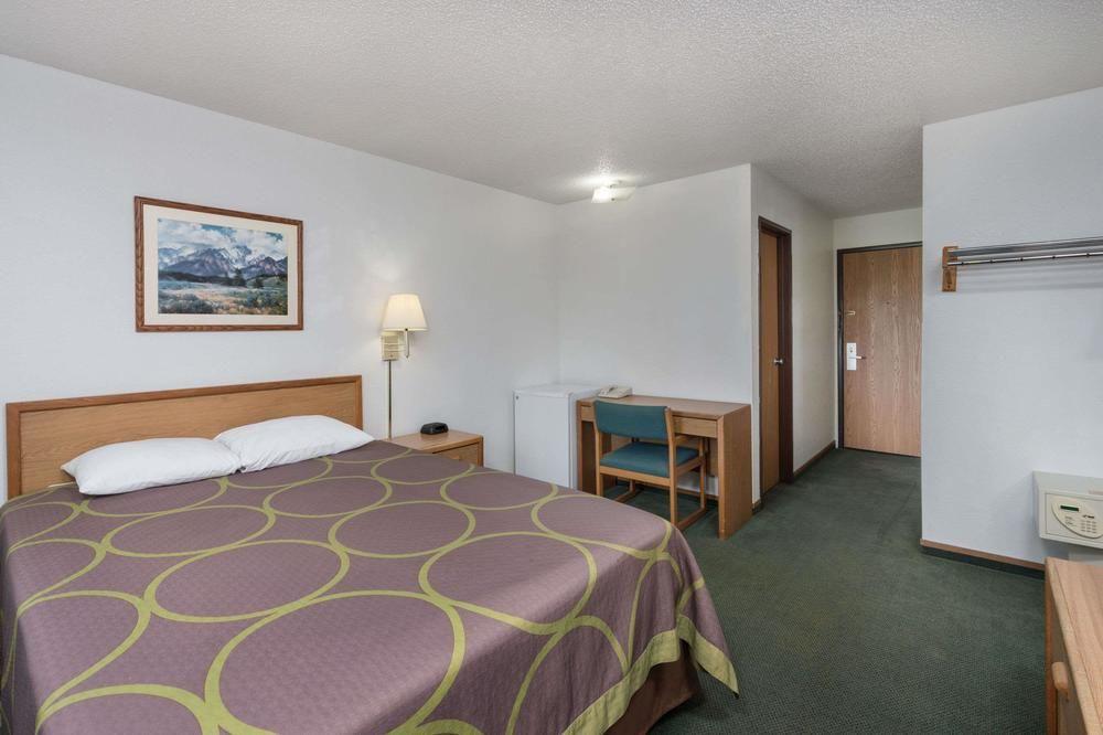 Amerihost inn & Suites - Kingdom City