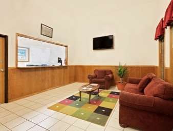 Super 8 by Wyndham Marshall