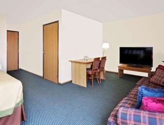 Super 8 by Wyndham Marshall