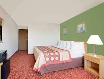 Super 8 by Wyndham Marshall