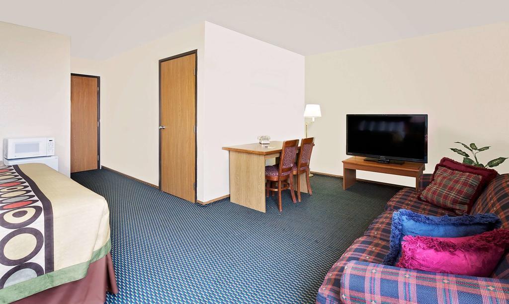 Super 8 by Wyndham Marshall
