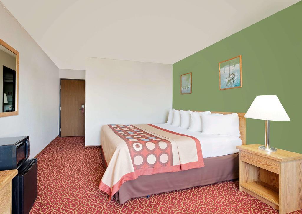 Super 8 by Wyndham Marshall