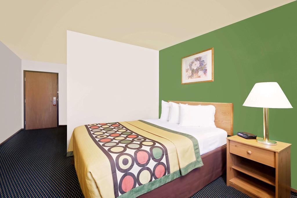 Super 8 by Wyndham Marshall
