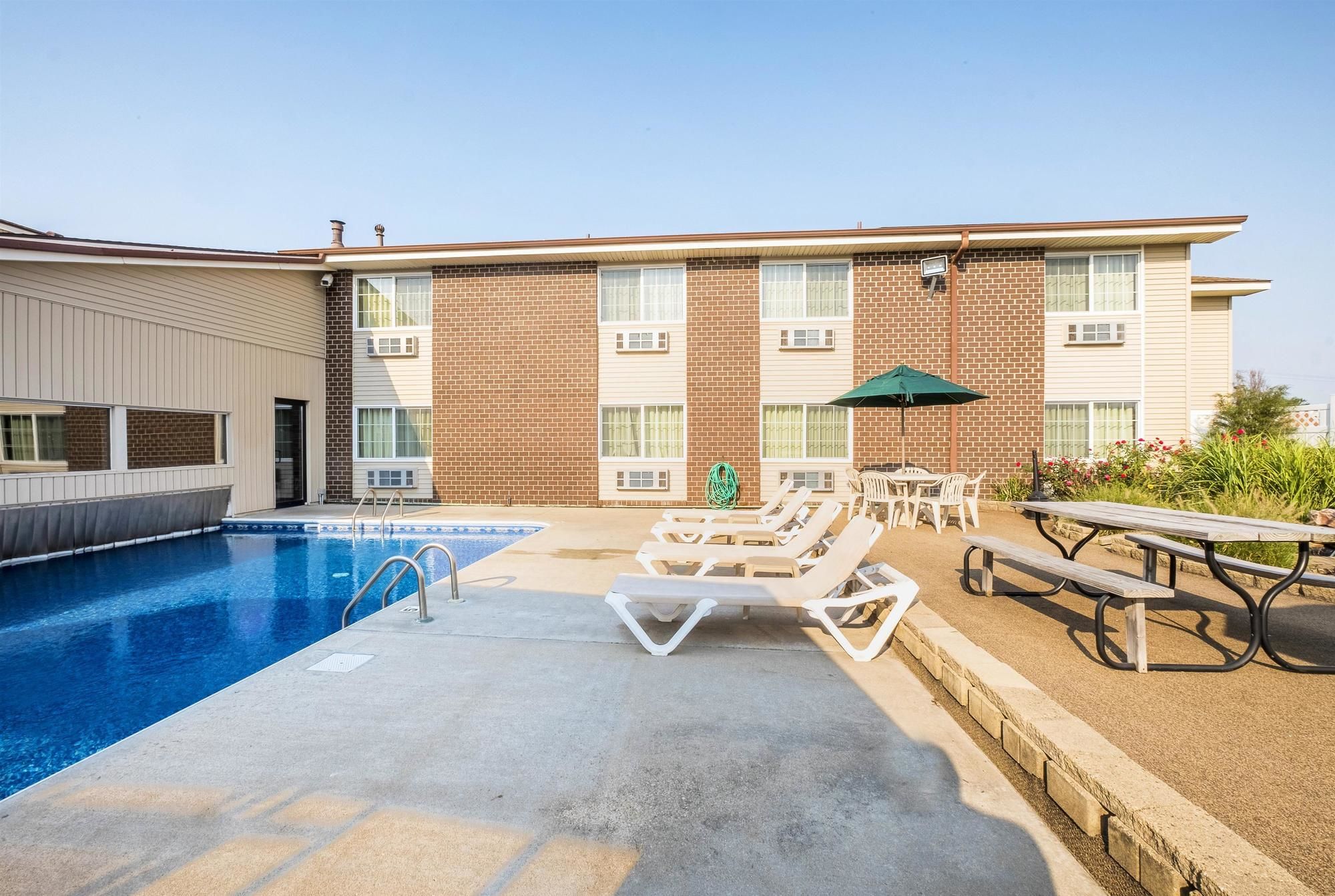 Bearcat Inn And Suites