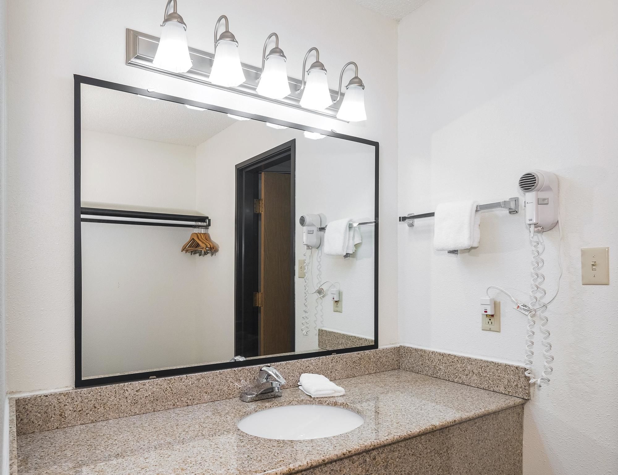 Bearcat Inn And Suites