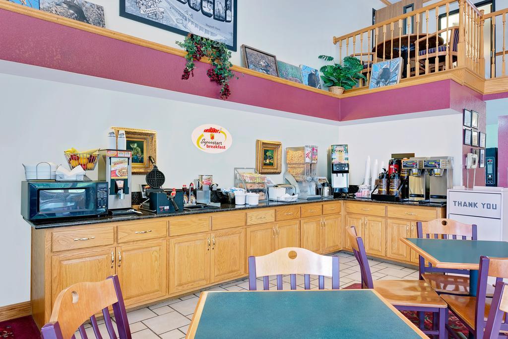 Super 8 by Wyndham Mound City