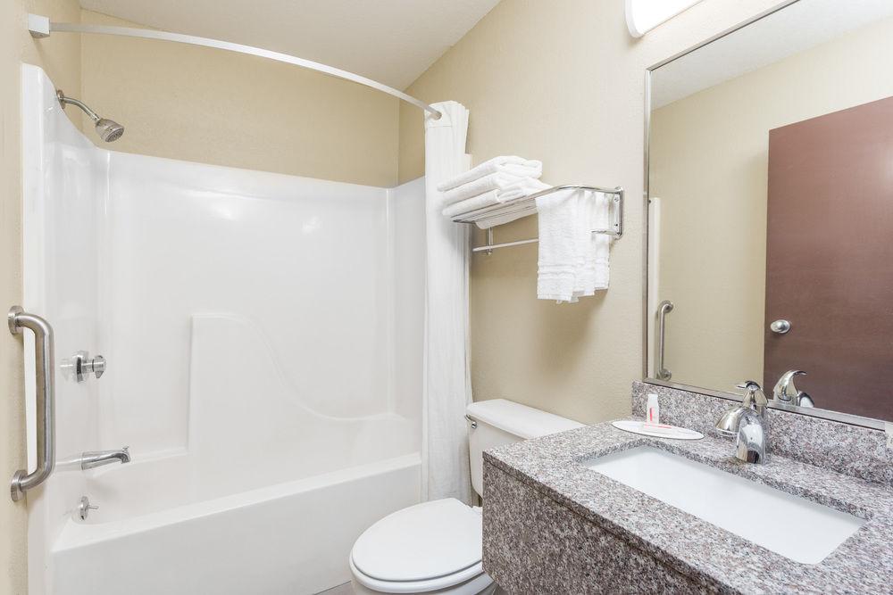 Super 8 by Wyndham Nixa/Springfield Area
