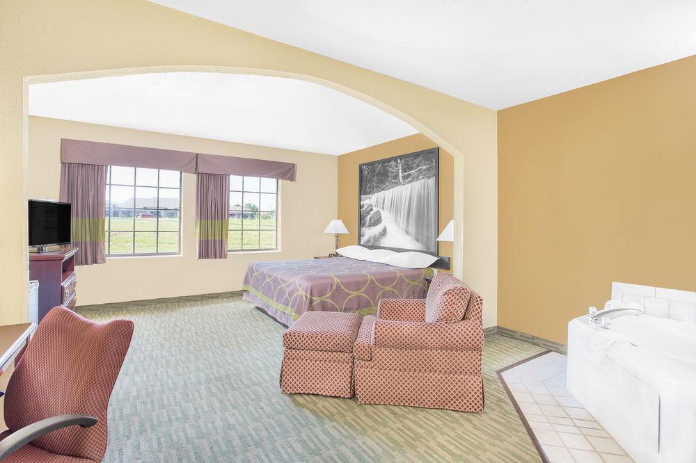 Super 8 by Wyndham Nixa/Springfield Area