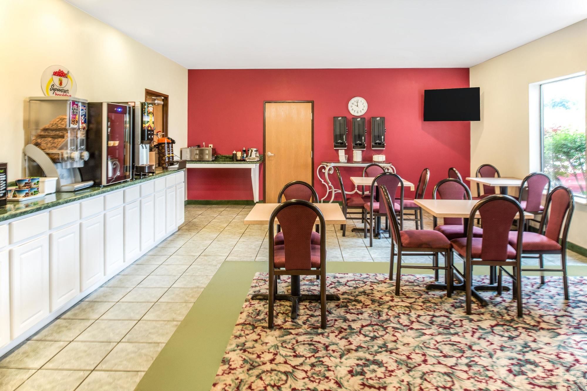 Super 8 by Wyndham Pevely