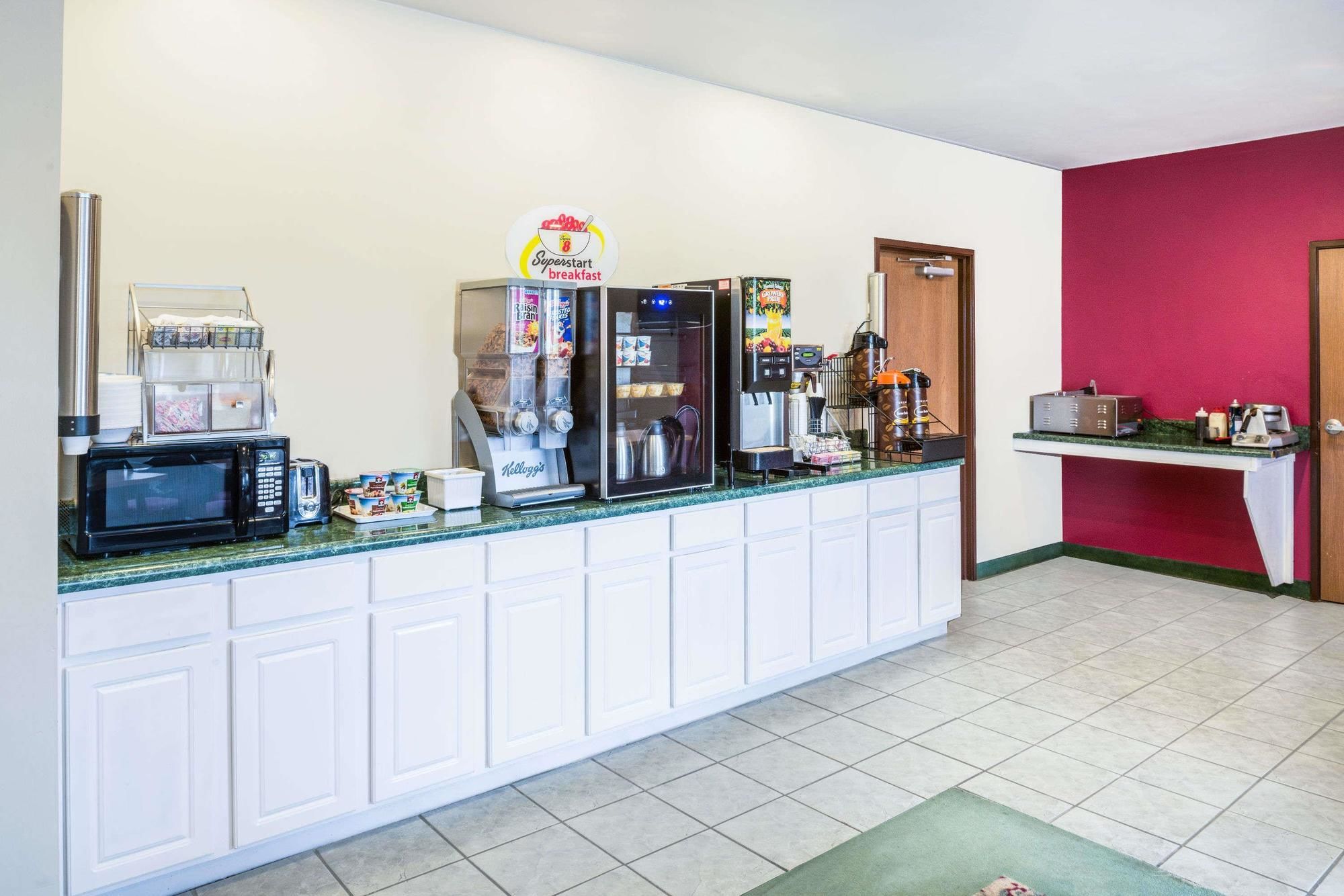 Super 8 by Wyndham Pevely