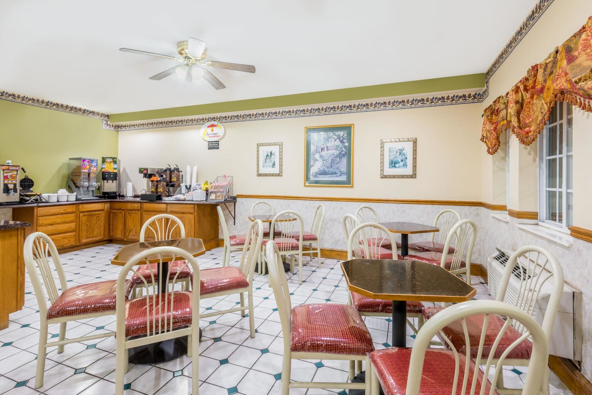 Super 8 by Wyndham Platte City/KCI Airport North