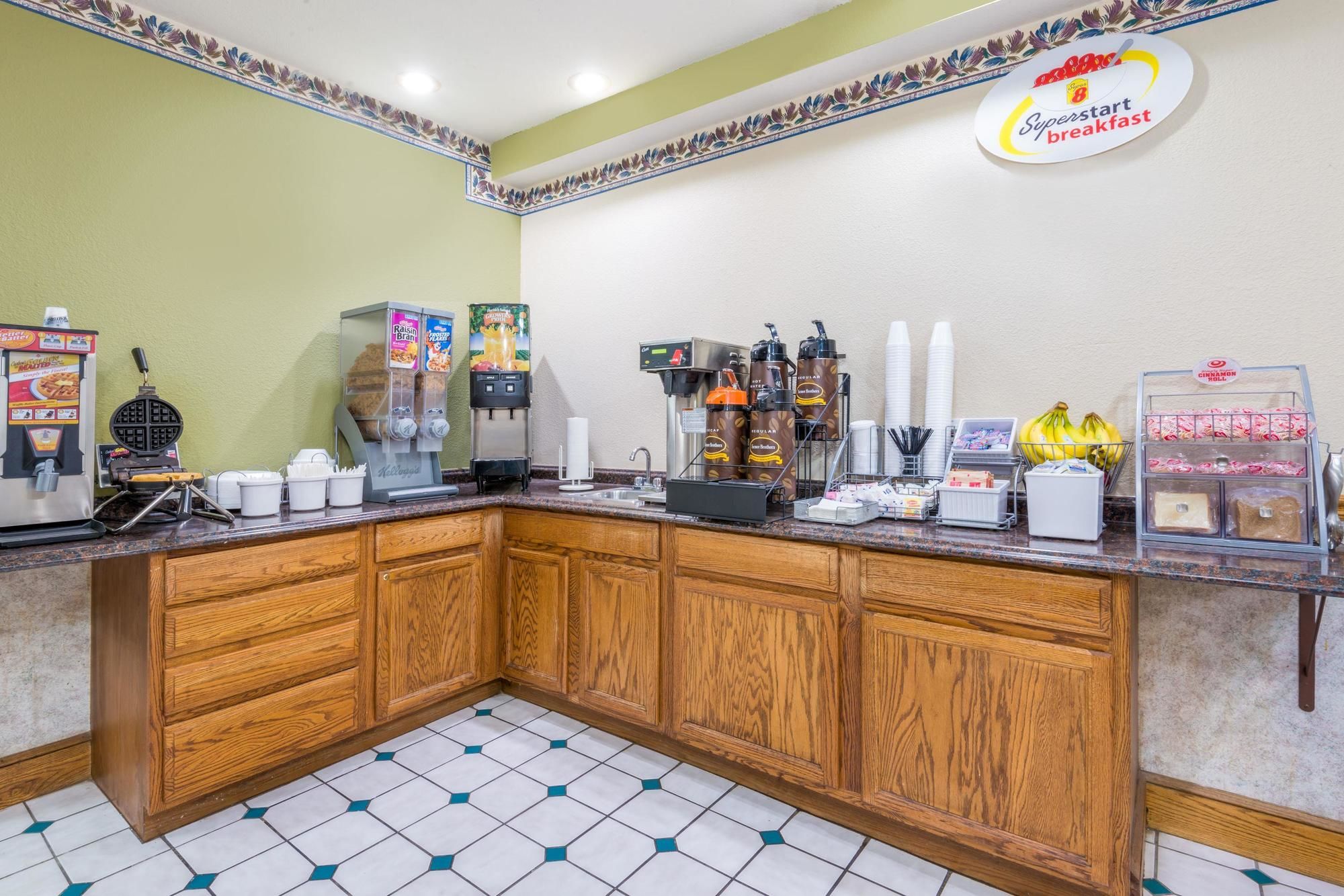 Super 8 by Wyndham Platte City/KCI Airport North