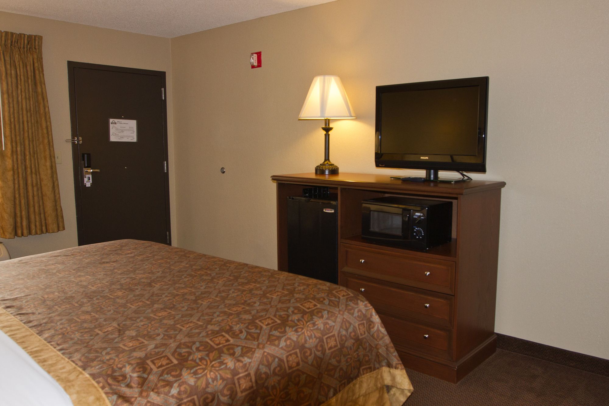Greenlight Inn & Suites