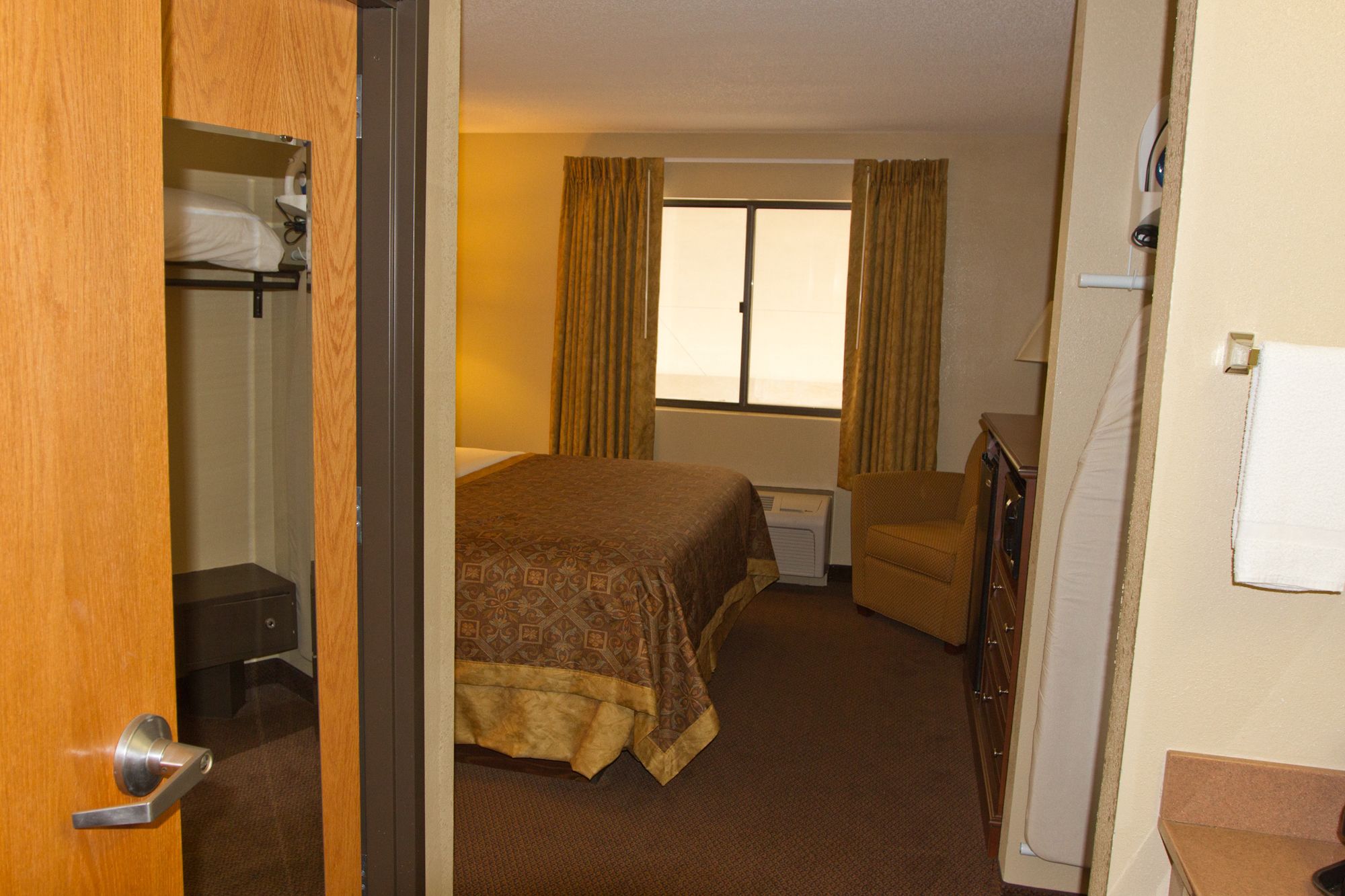 Greenlight Inn & Suites