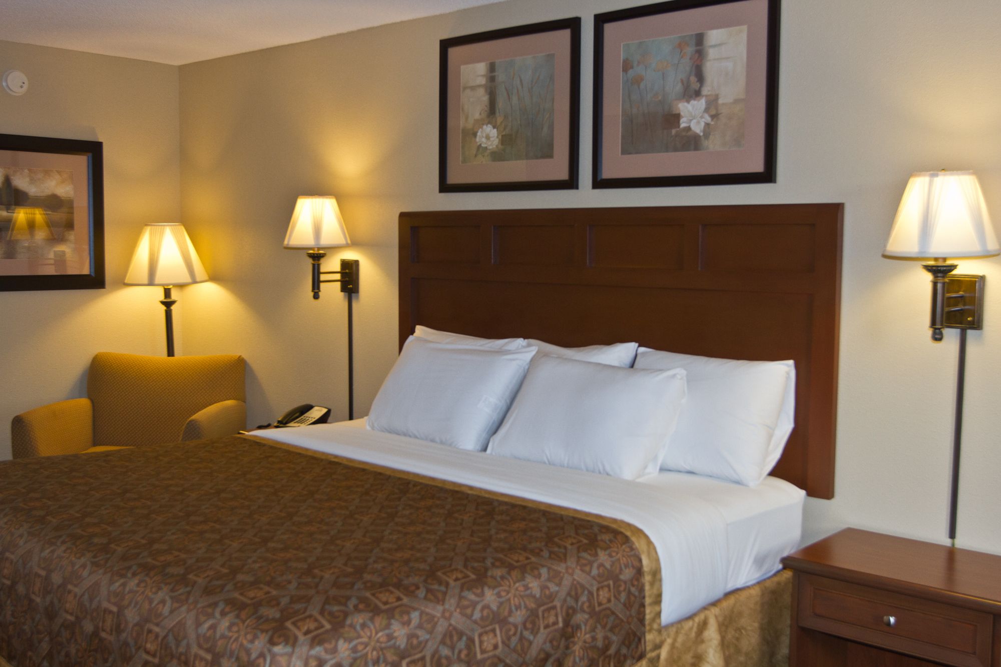 Greenlight Inn & Suites