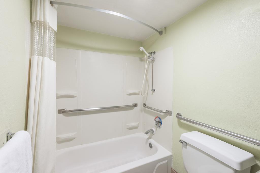 Days Inn & Suites by Wyndham Springfield on I-44