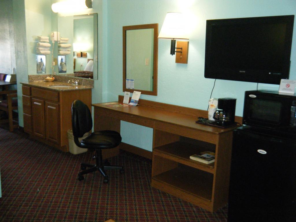 Days Inn & Suites by Wyndham Springfield on I-44