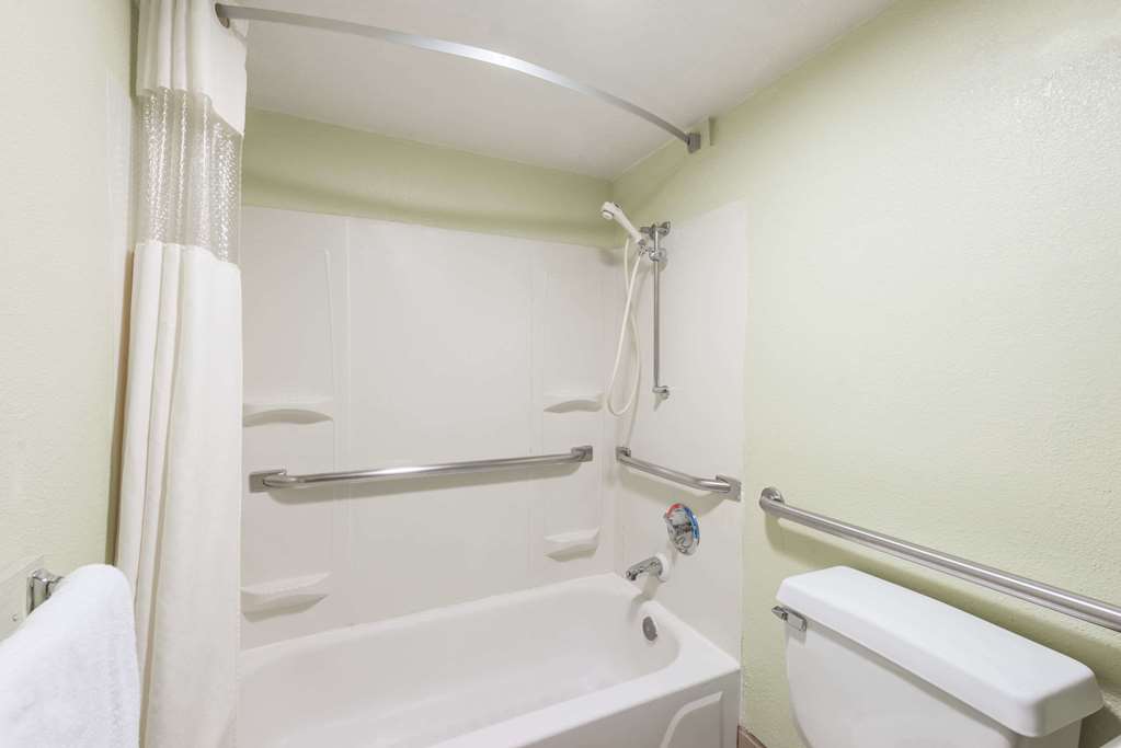 Days Inn & Suites by Wyndham Springfield on I-44