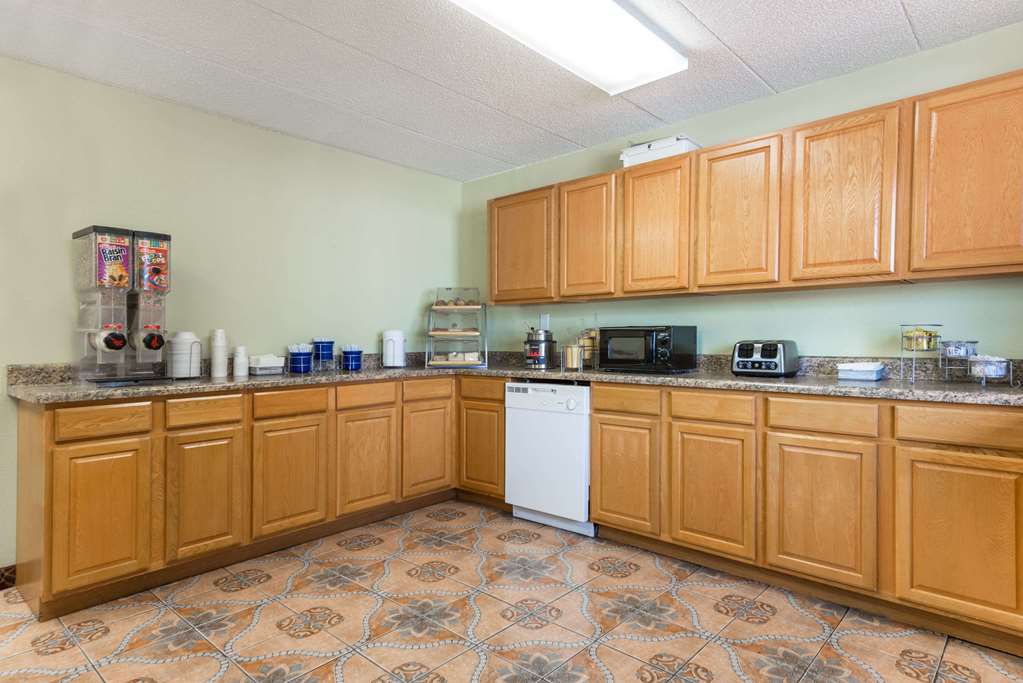 Days Inn & Suites by Wyndham Springfield on I-44