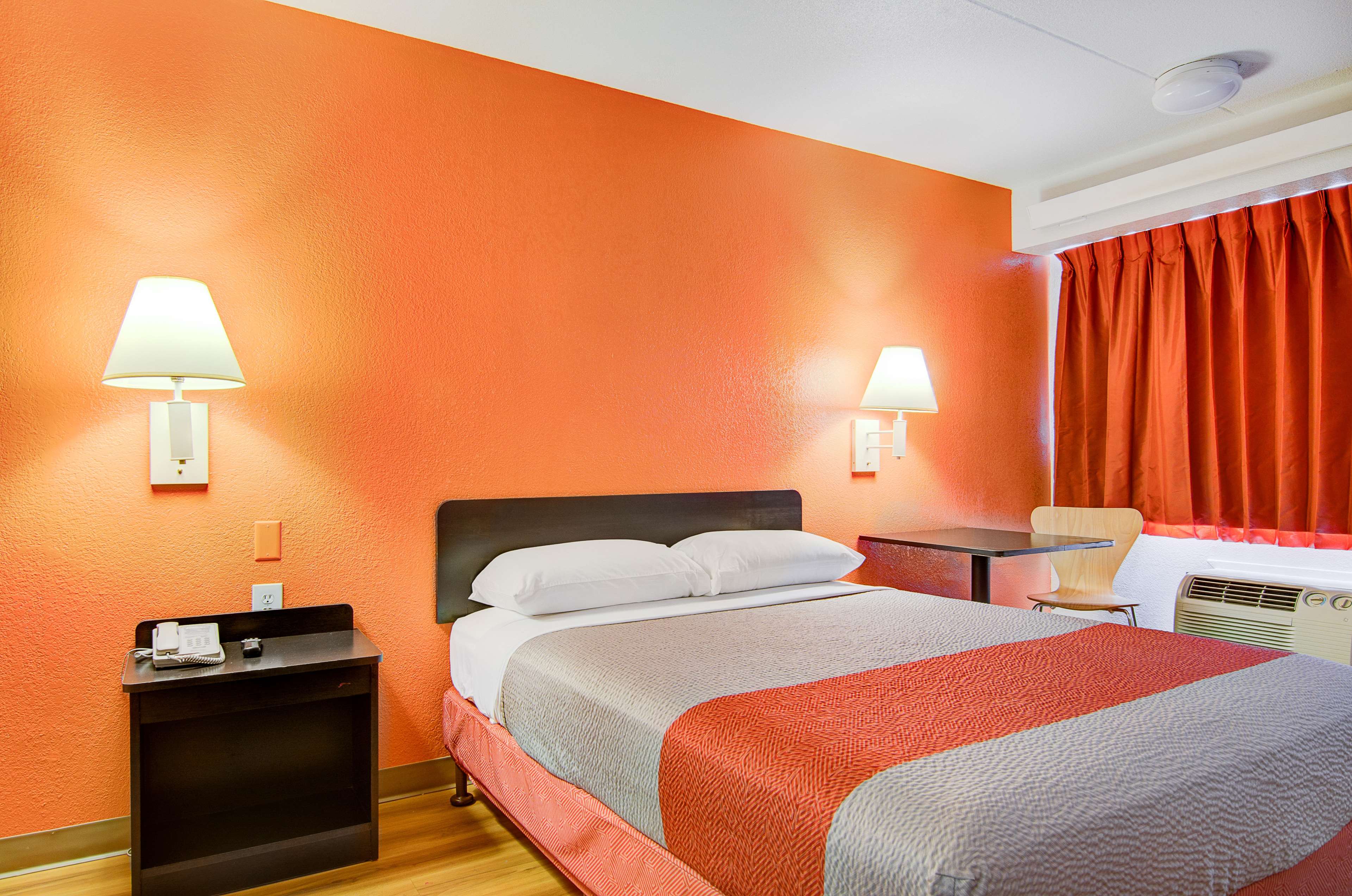 Motel 6 Springfield North