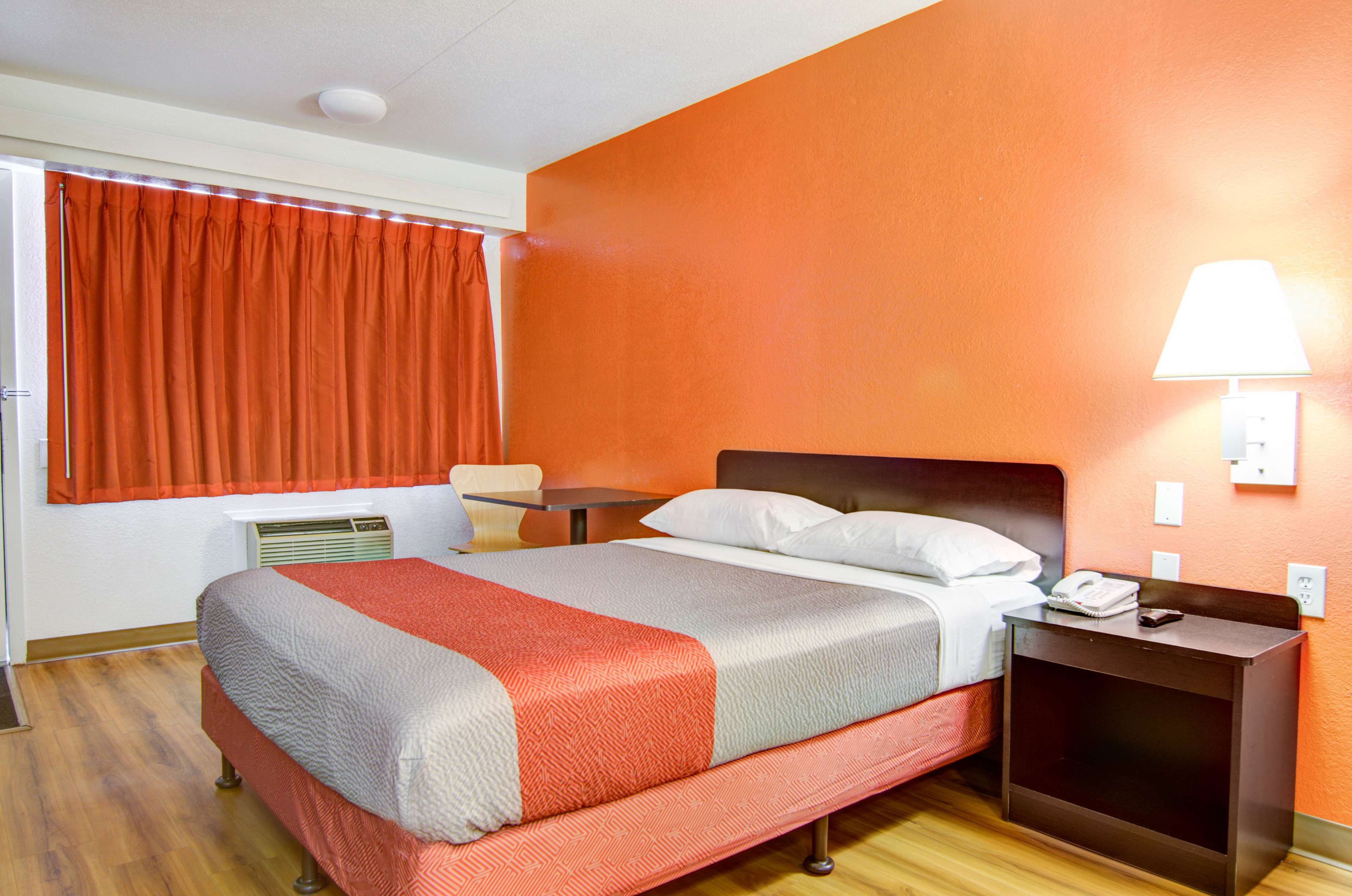 Motel 6 Springfield North
