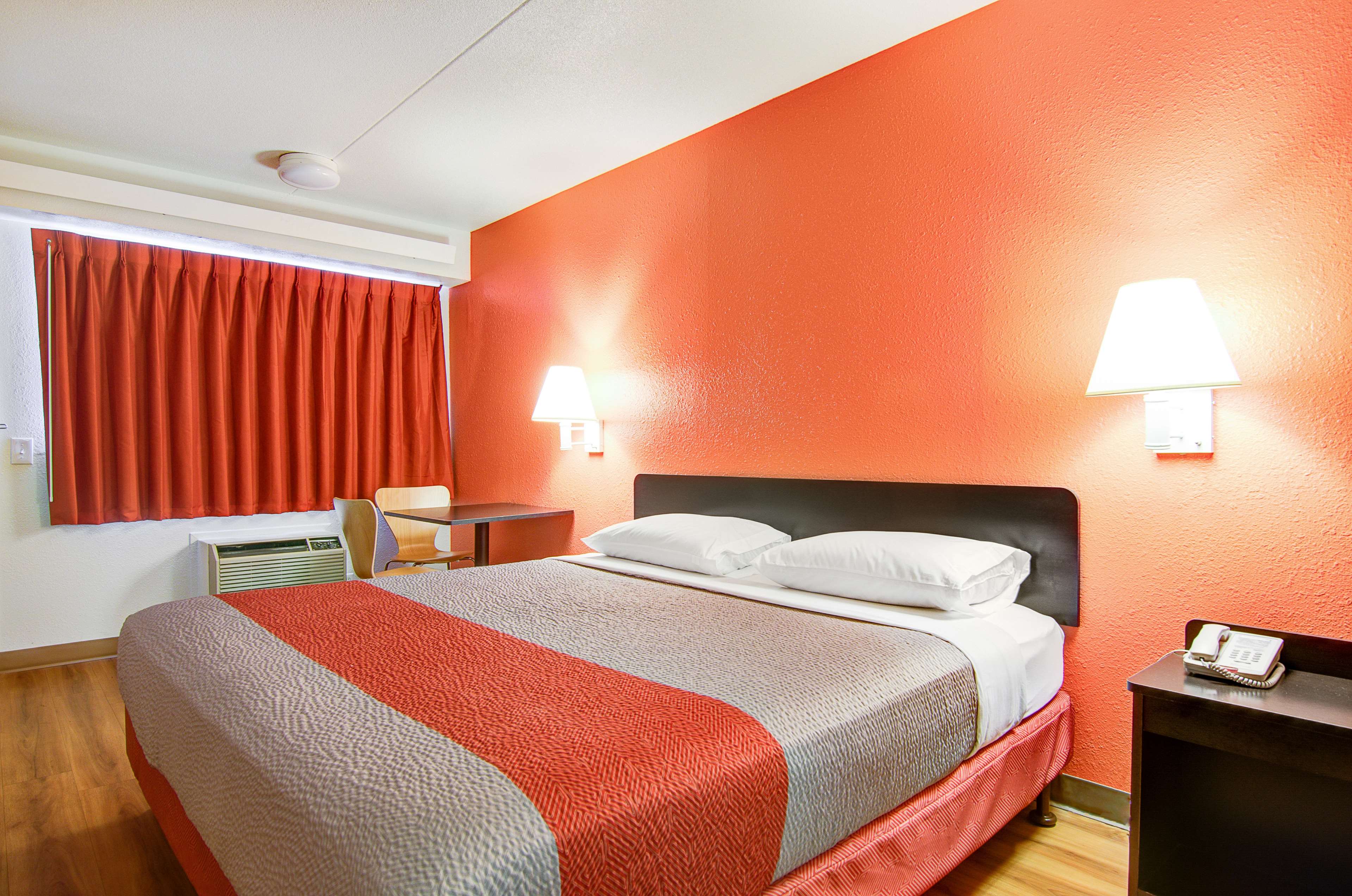 Motel 6 Springfield North